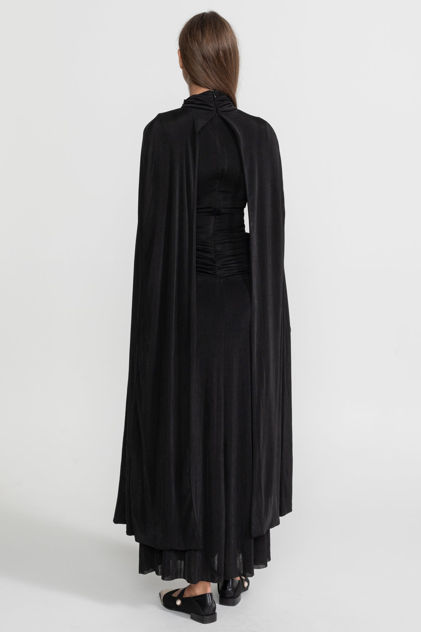 Maxikleid mit Cape-Drapierung und geraffter Taille – Schwarz