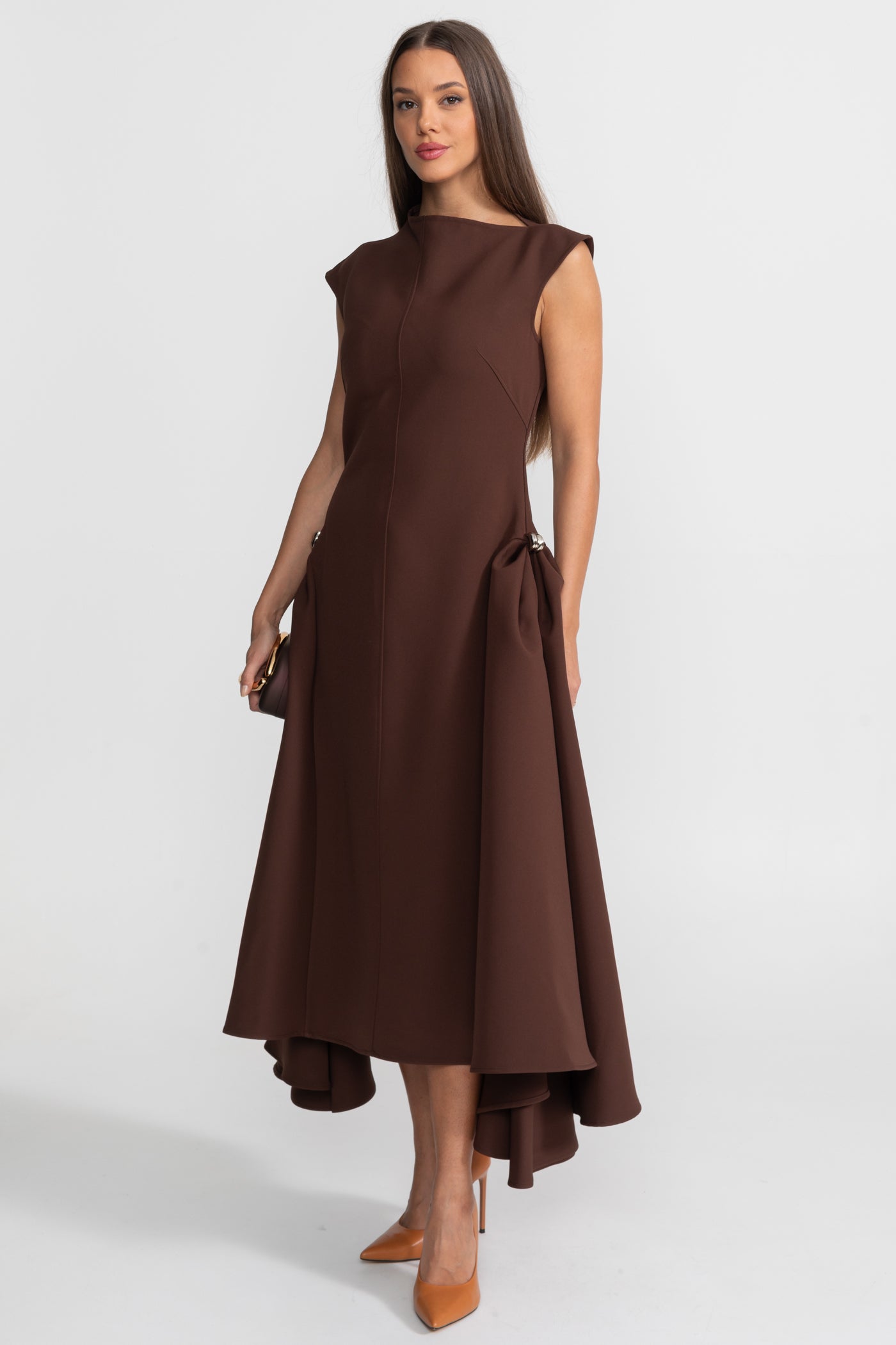 Strukturiertes Midi-Kleid mit High-Low-Saum und Metallring-Details – Braun
