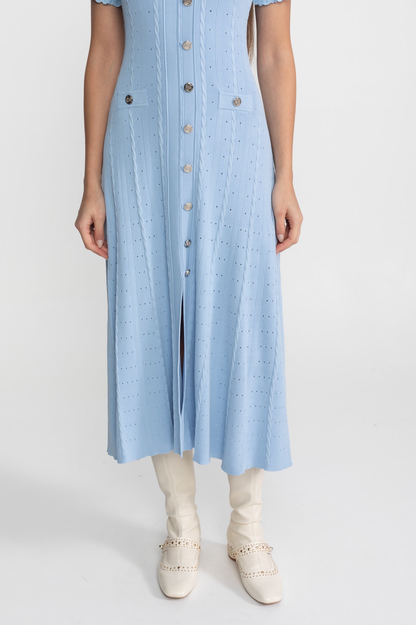 Strick-Midikleid mit Knopfleiste und geschwungenen Ärmeln – Baby Blue