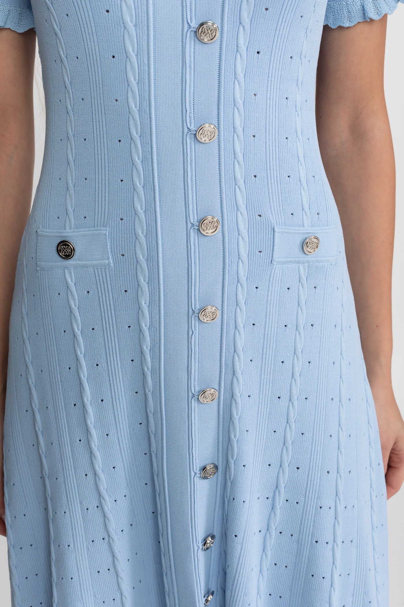 Strick-Midikleid mit Knopfleiste und geschwungenen Ärmeln – Baby Blue