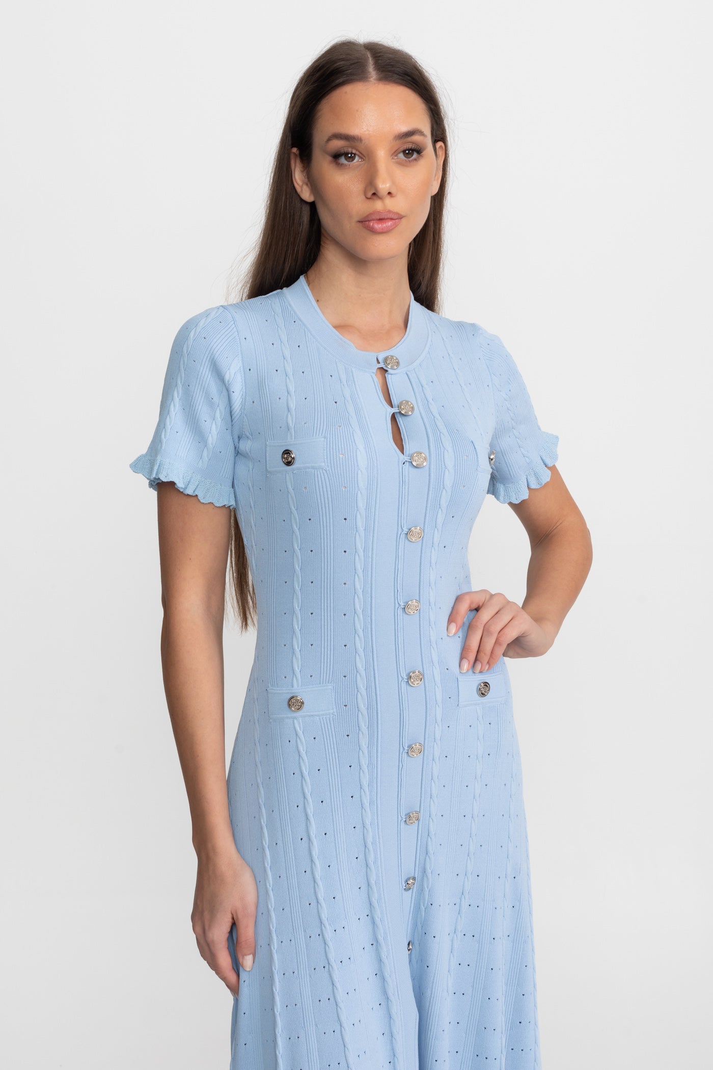 Strick-Midikleid mit Knopfleiste und geschwungenen Ärmeln – Baby Blue