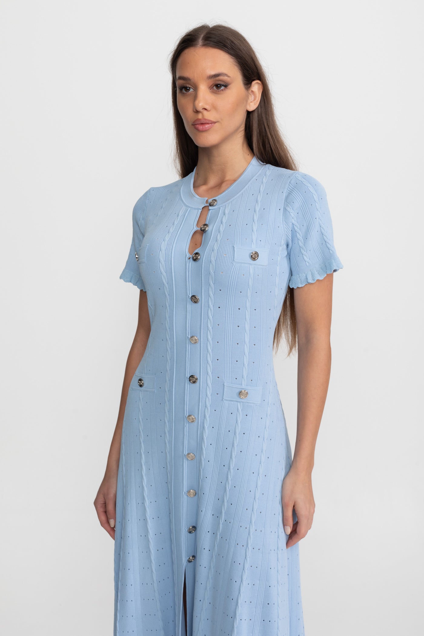 Strick-Midikleid mit Knopfleiste und geschwungenen Ärmeln – Baby Blue