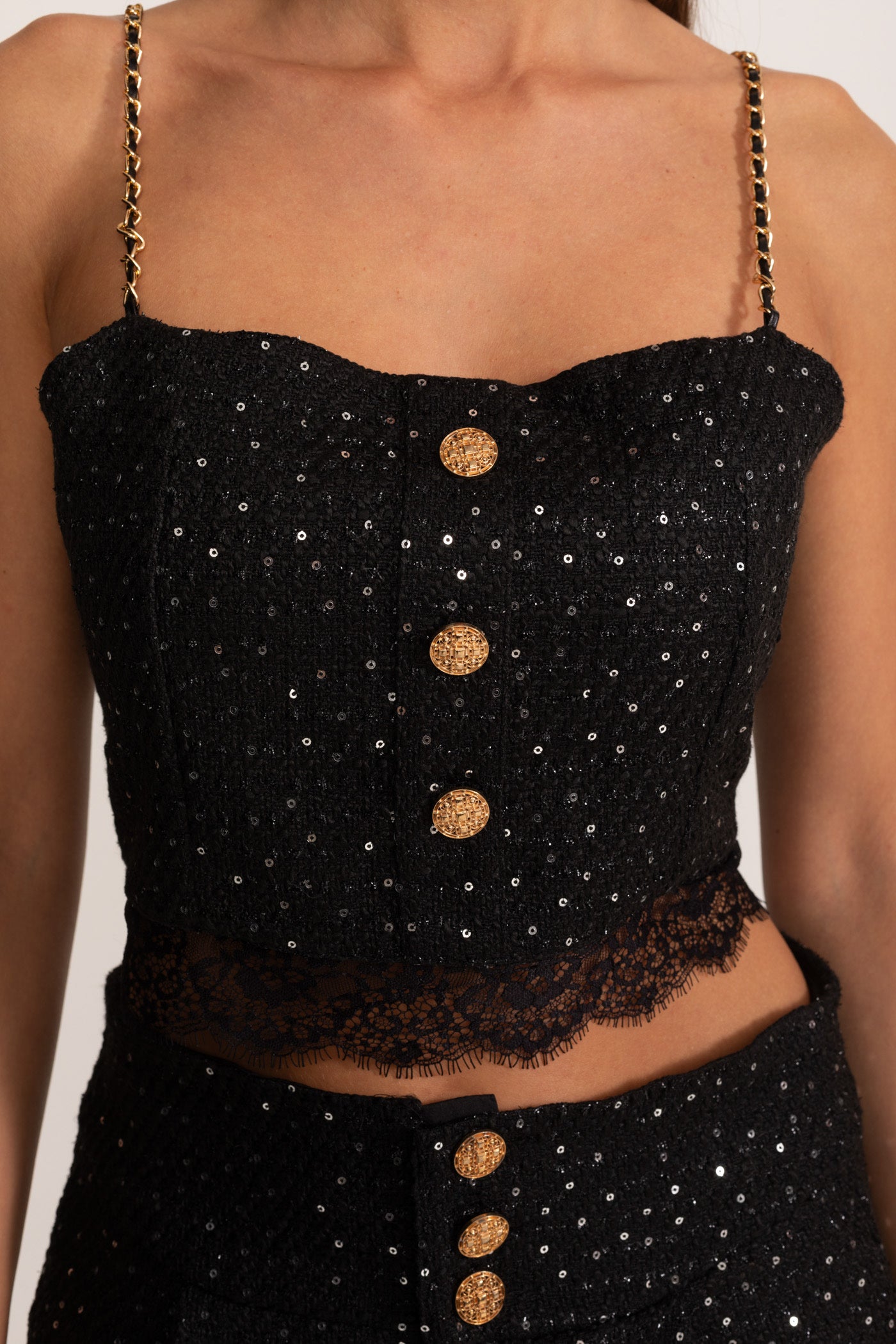 Verziertes 3-teiliges Co-Ord-Set mit kurzer Jacke, Spitzenbesatz-Top und hoch taillierter Shorts – Schwarz