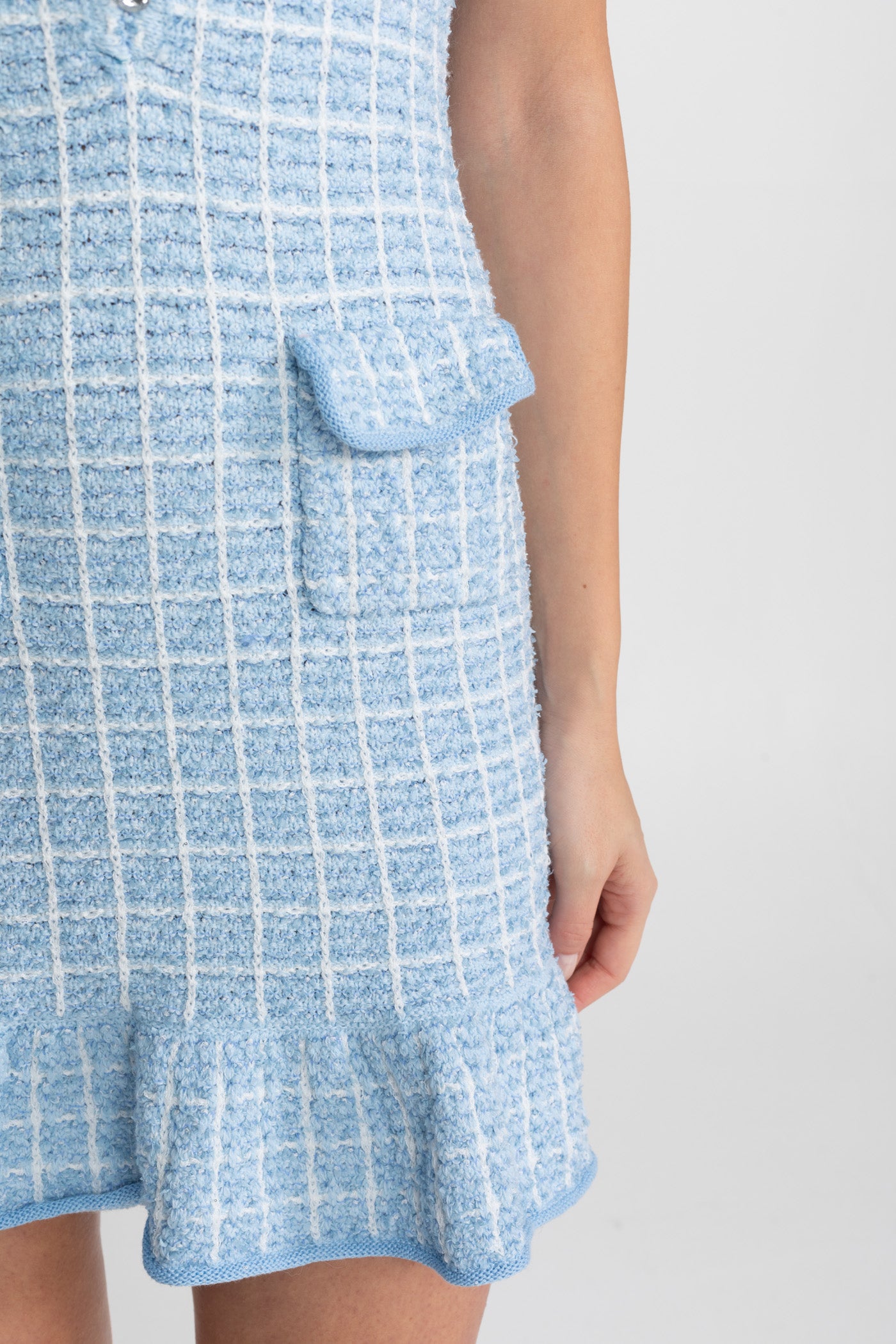 Texturiertes Tweed-Minikleid mit Schleifendetail – baby blue