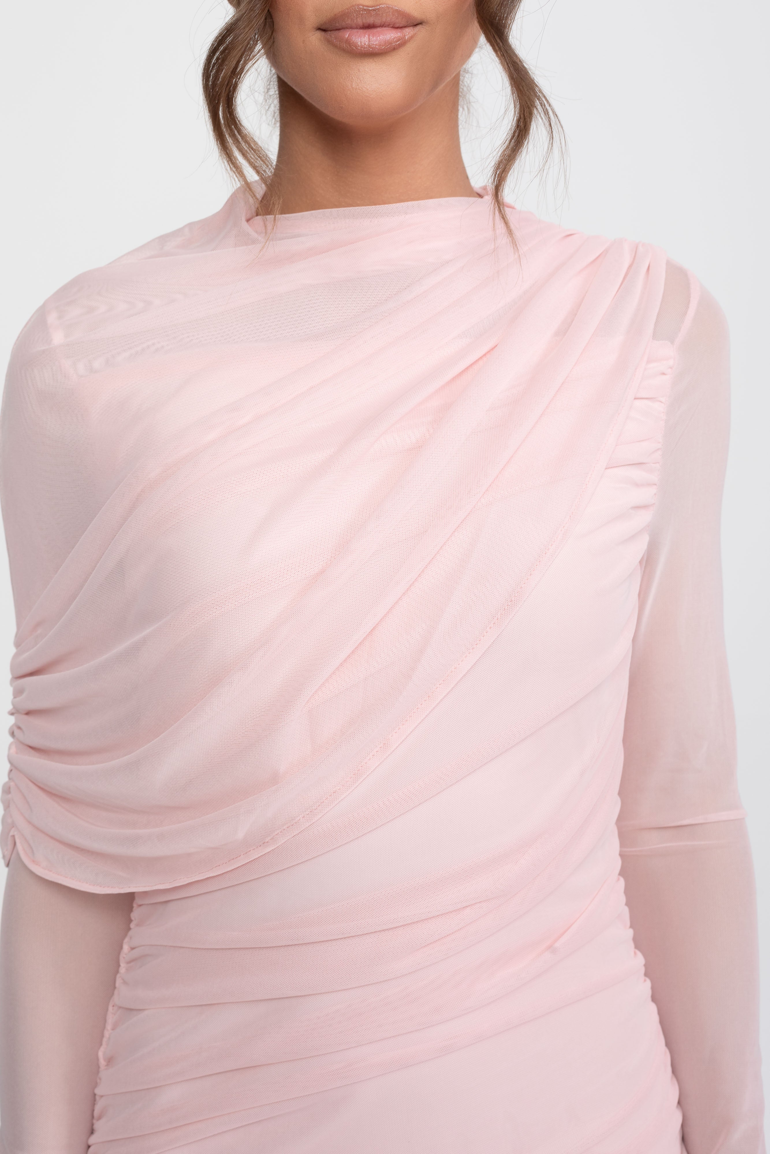 Maxikleid mit drapierten Schultern und transparentem Rock – Pink