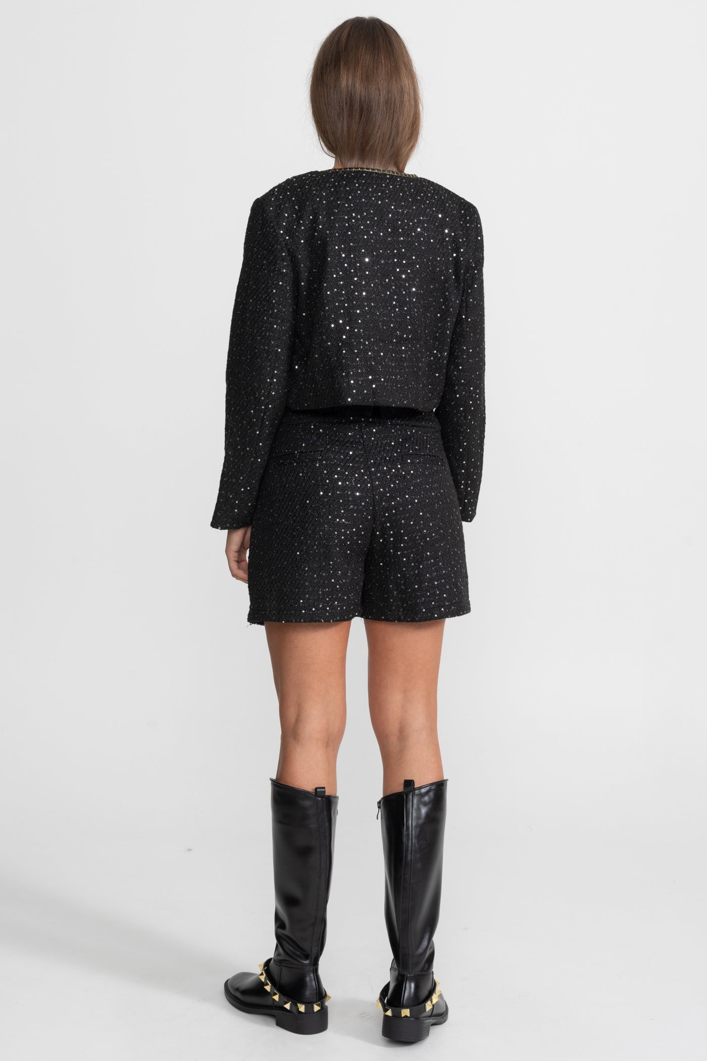 Verziertes 3-teiliges Co-Ord-Set mit kurzer Jacke, Spitzenbesatz-Top und hoch taillierter Shorts – Schwarz