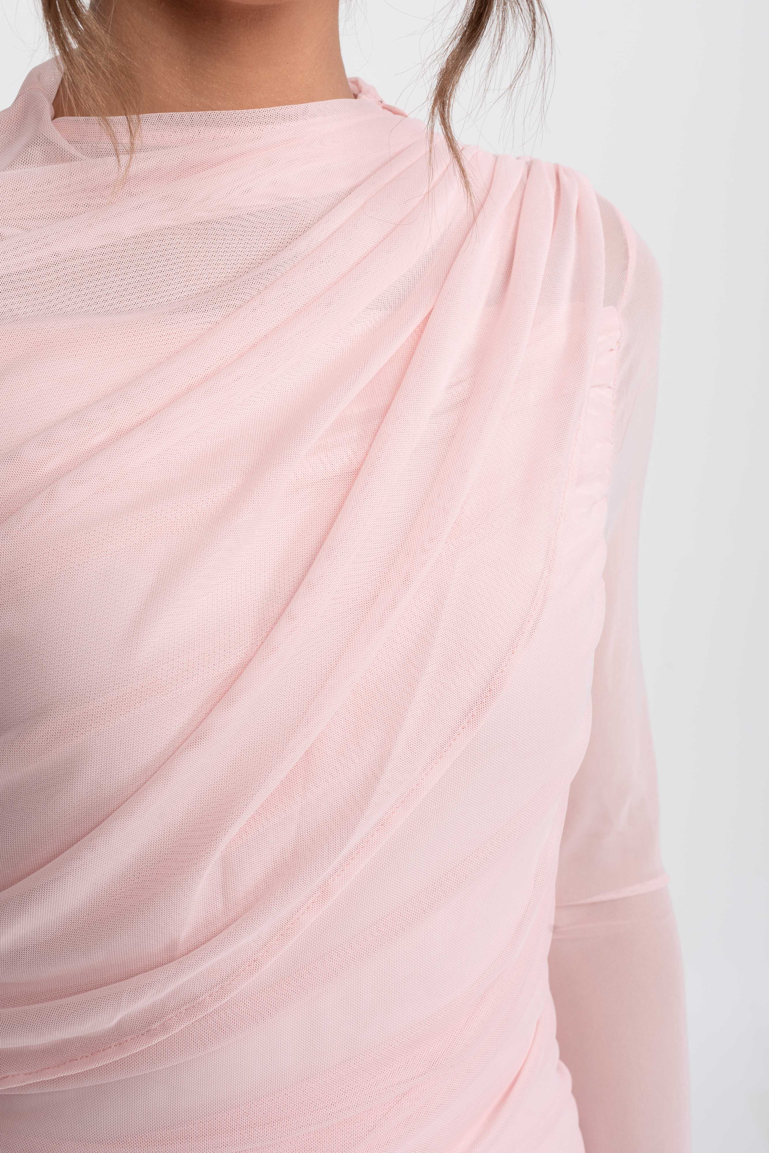 Maxikleid mit drapierten Schultern und transparentem Rock – Pink