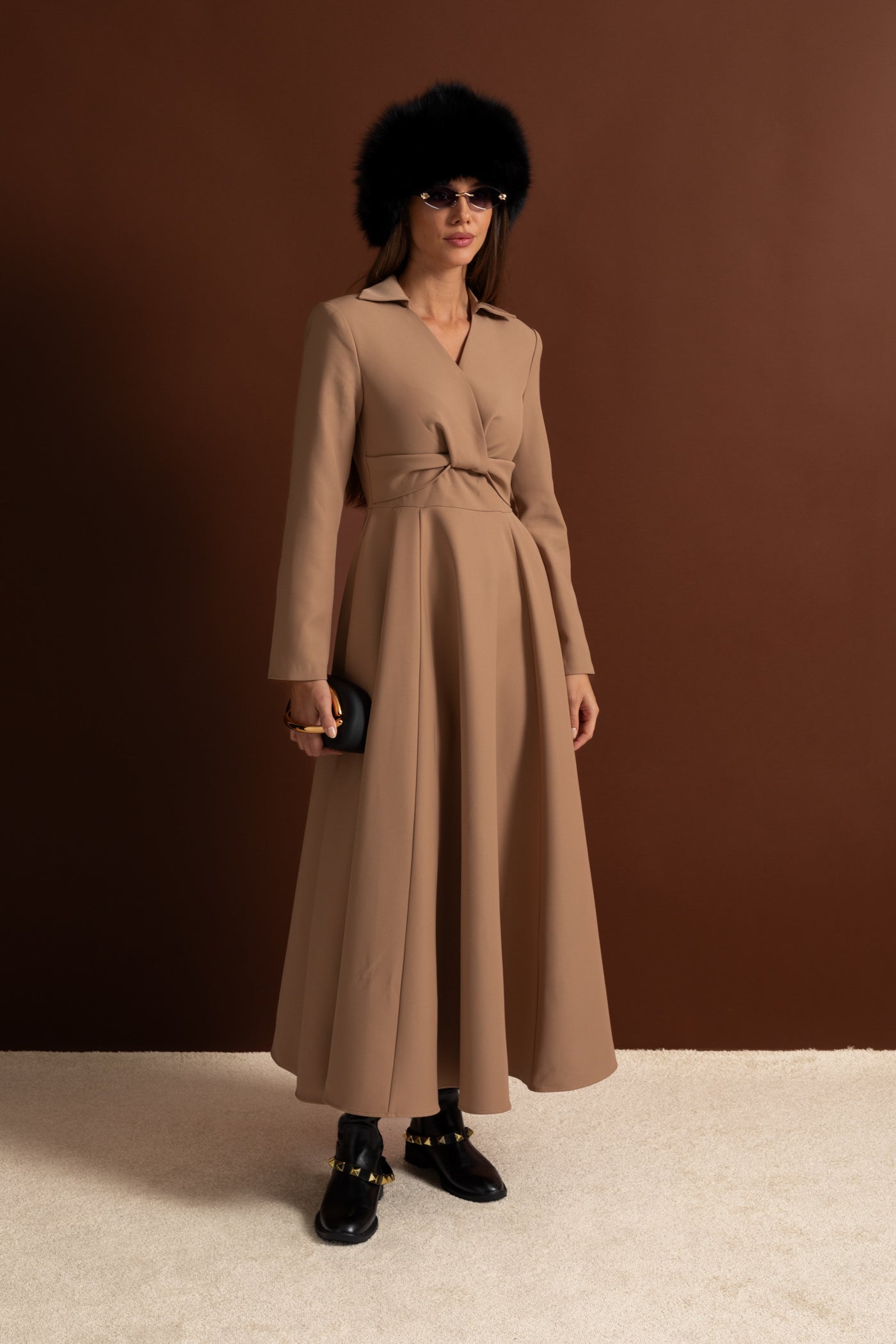 Langärmeliges Kleid mit geknotetem Taillendetail – Camel