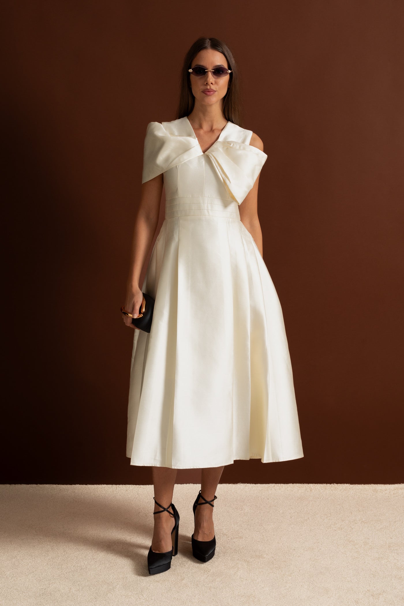 Schulterfreies Satin-Midikleid mit drapiertem Schleifendetail – Ivoire