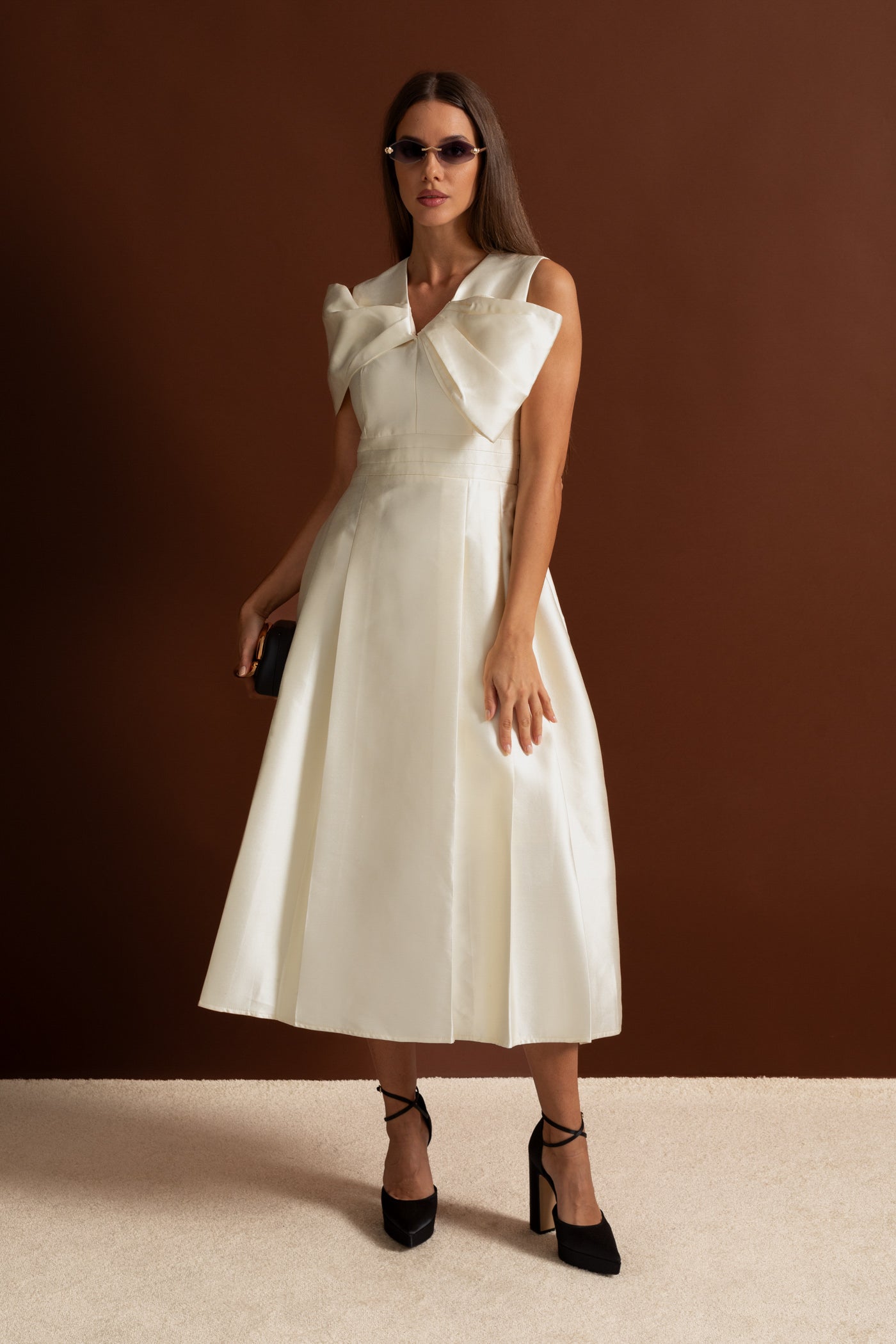 Schulterfreies Satin-Midikleid mit drapiertem Schleifendetail – Ivoire