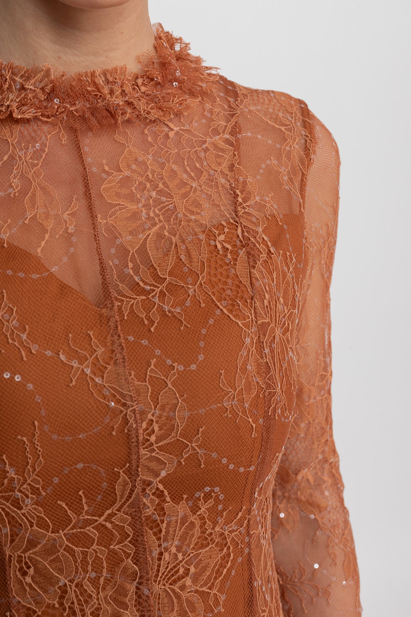 Transparentes Spitzen-Minikleid mit langen Ärmeln und gerafftem Saum - Rost