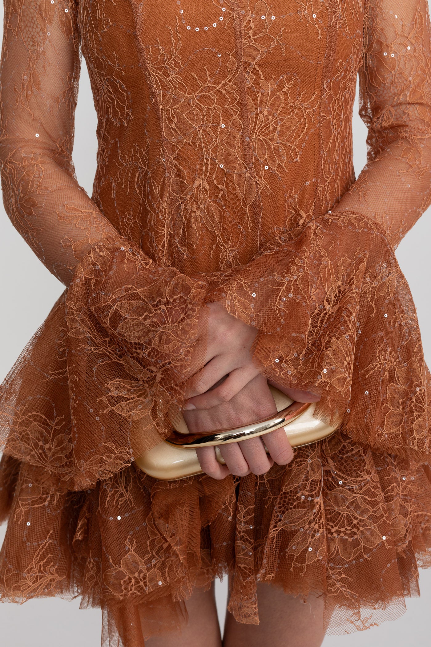 Transparentes Spitzen-Minikleid mit langen Ärmeln und gerafftem Saum - Rost