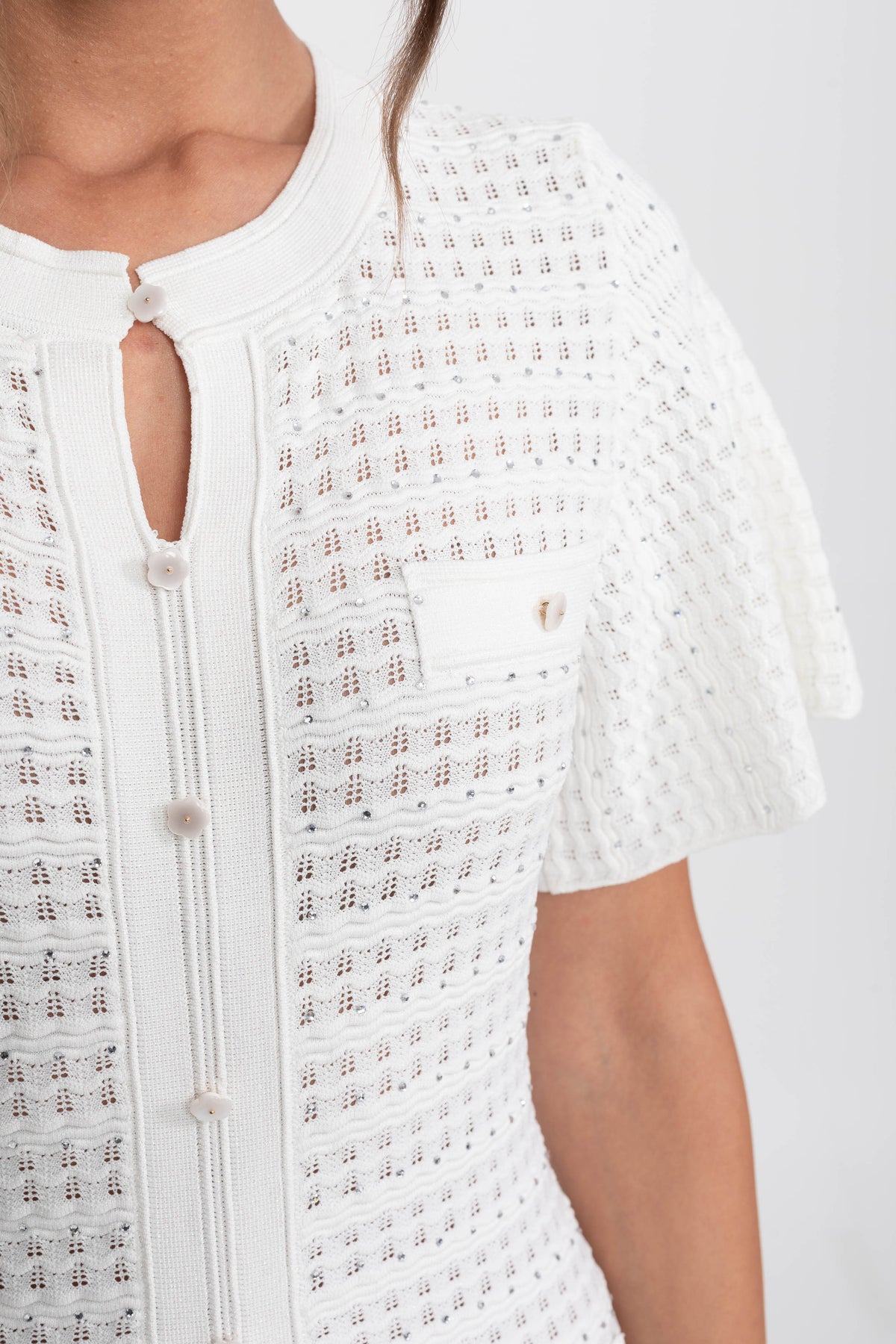 Midi-Kleid mit kurzen Ärmeln und schimmernder Strickstruktur - Weiß