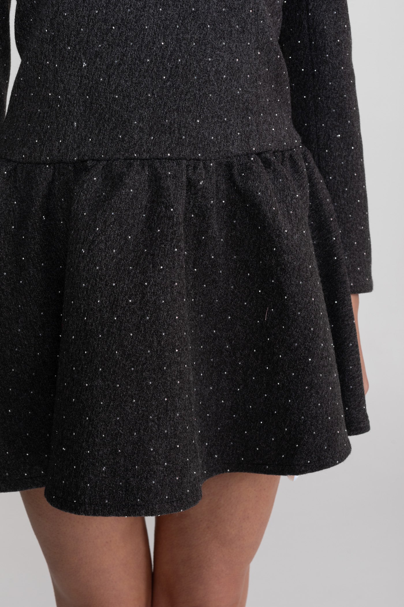 Langärmeliges Minikleid mit abnehmbarem Cape-Overlay – Anthrazit