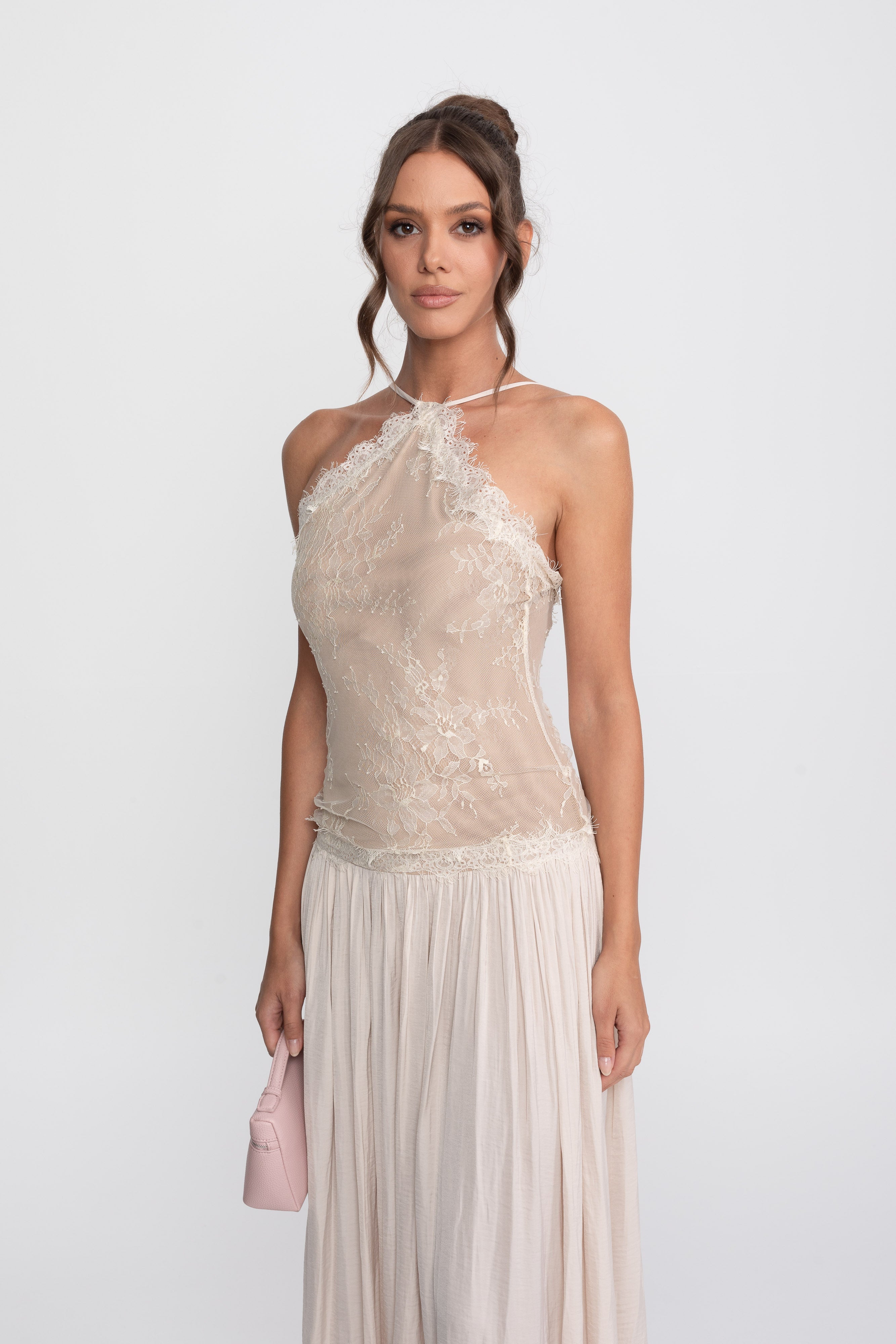 Ärmelloses Maxi-Kleid mit Neckholder und Spitze sowie plissiertem Rock - Cream