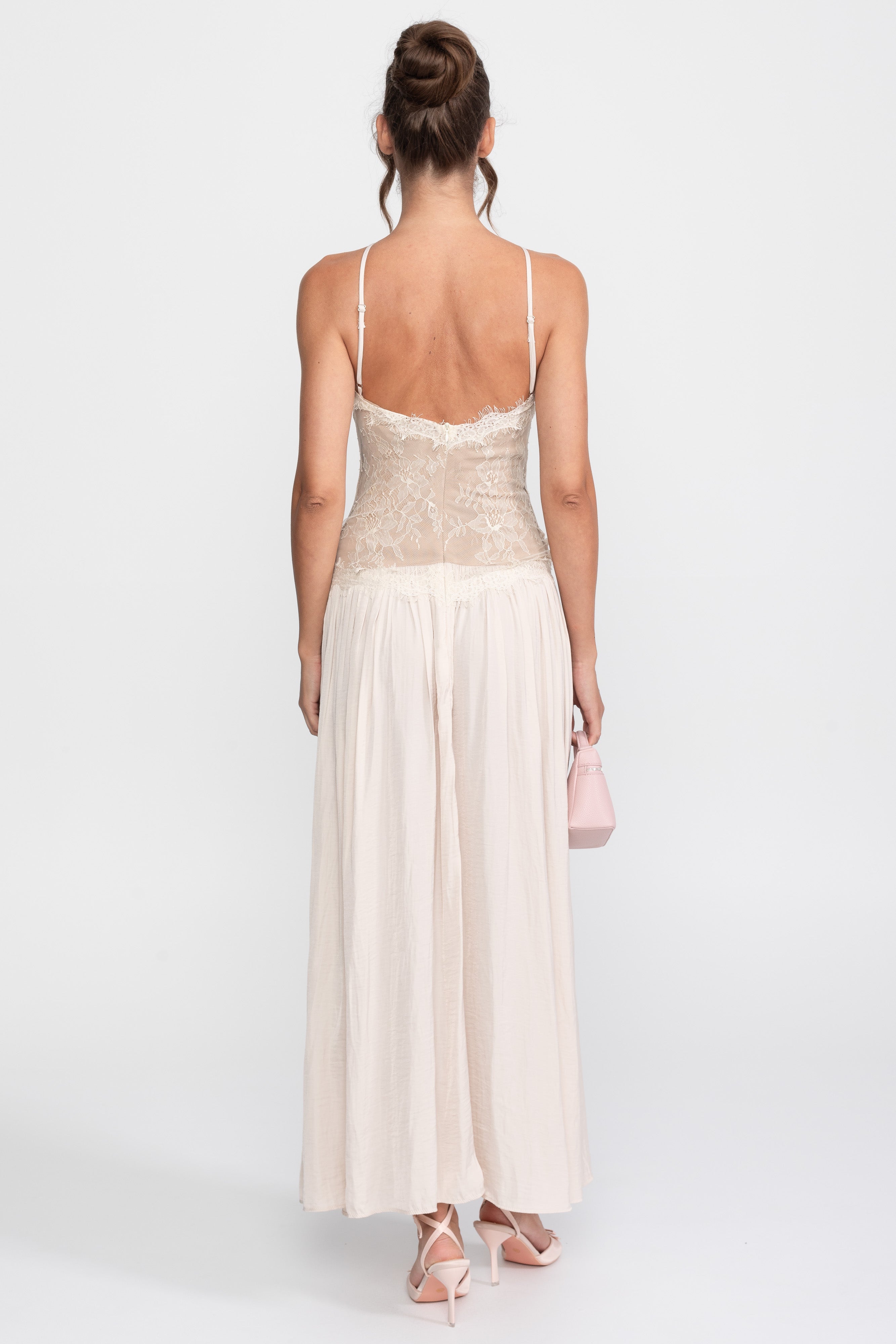 Ärmelloses Maxi-Kleid mit Neckholder und Spitze sowie plissiertem Rock - Cream