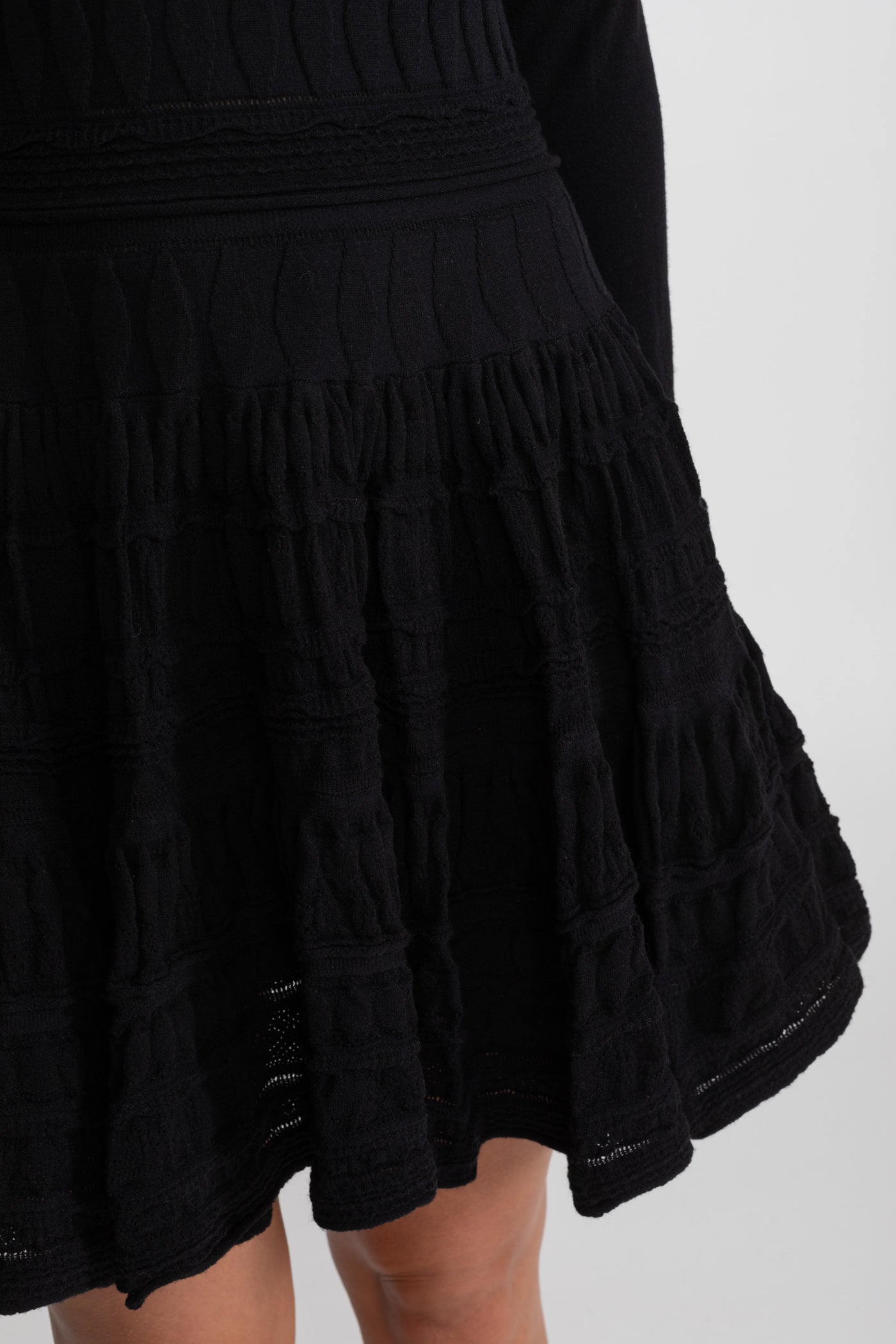 Strukturiertes Strick-Minikleid mit ausgestelltem Rock - Schwarz