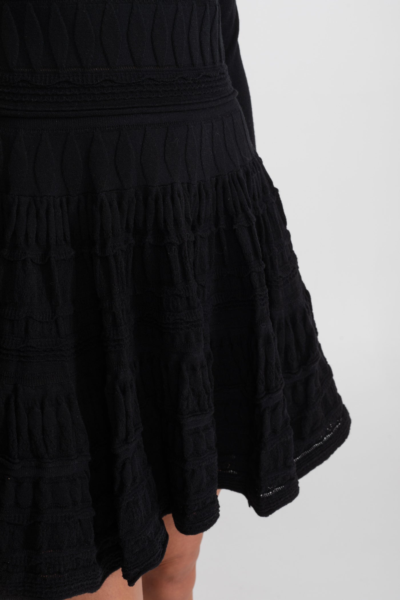Strukturiertes Strick-Minikleid mit ausgestelltem Rock - Schwarz