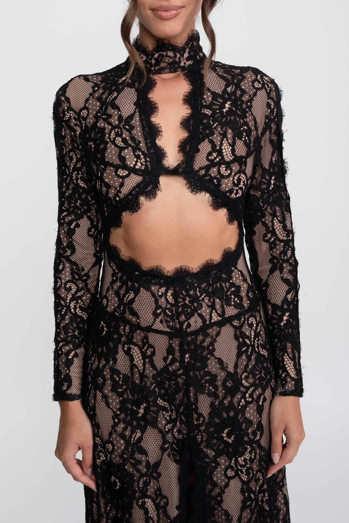 Elegantes Spitzenkleid mit hohem Kragen, Front-Ausschnitt und Schlitz - Schwarz