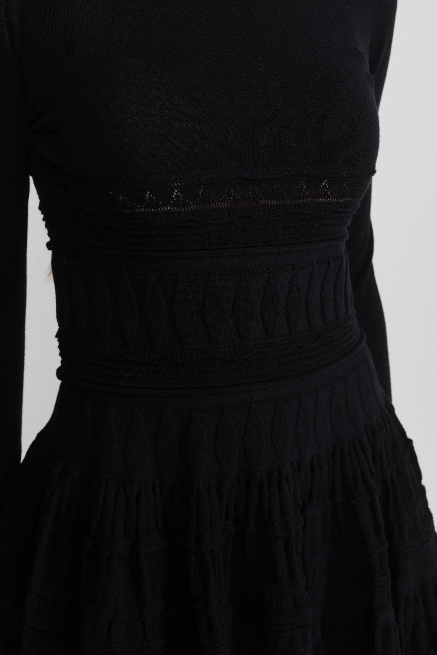 Strukturiertes Strick-Minikleid mit ausgestelltem Rock - Schwarz