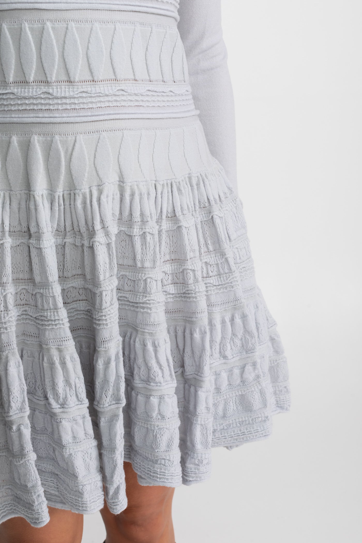 Strukturiertes Strick-Minikleid mit ausgestelltem Rock - Hellgrau