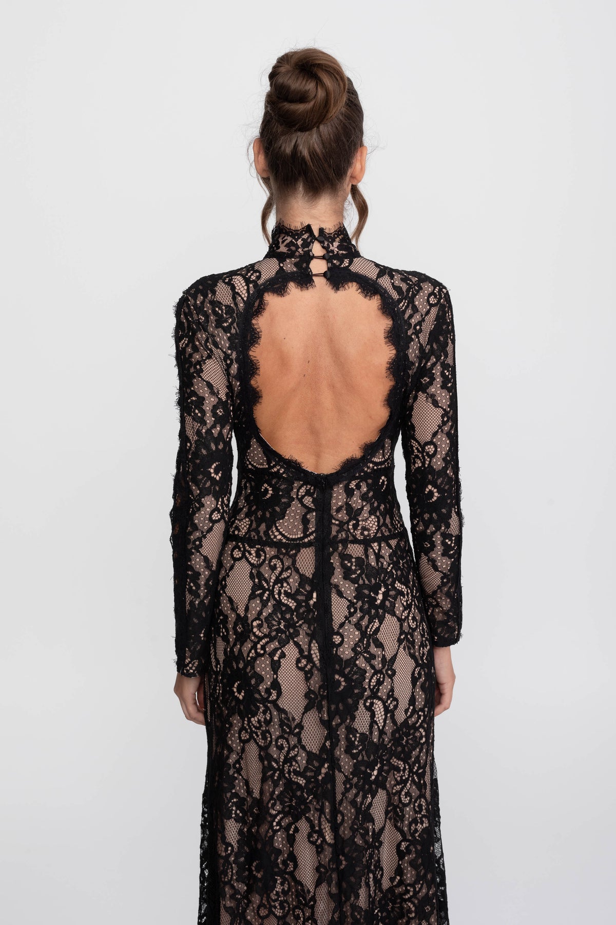 Elegantes Spitzenkleid mit hohem Kragen, Front-Ausschnitt und Schlitz - Schwarz
