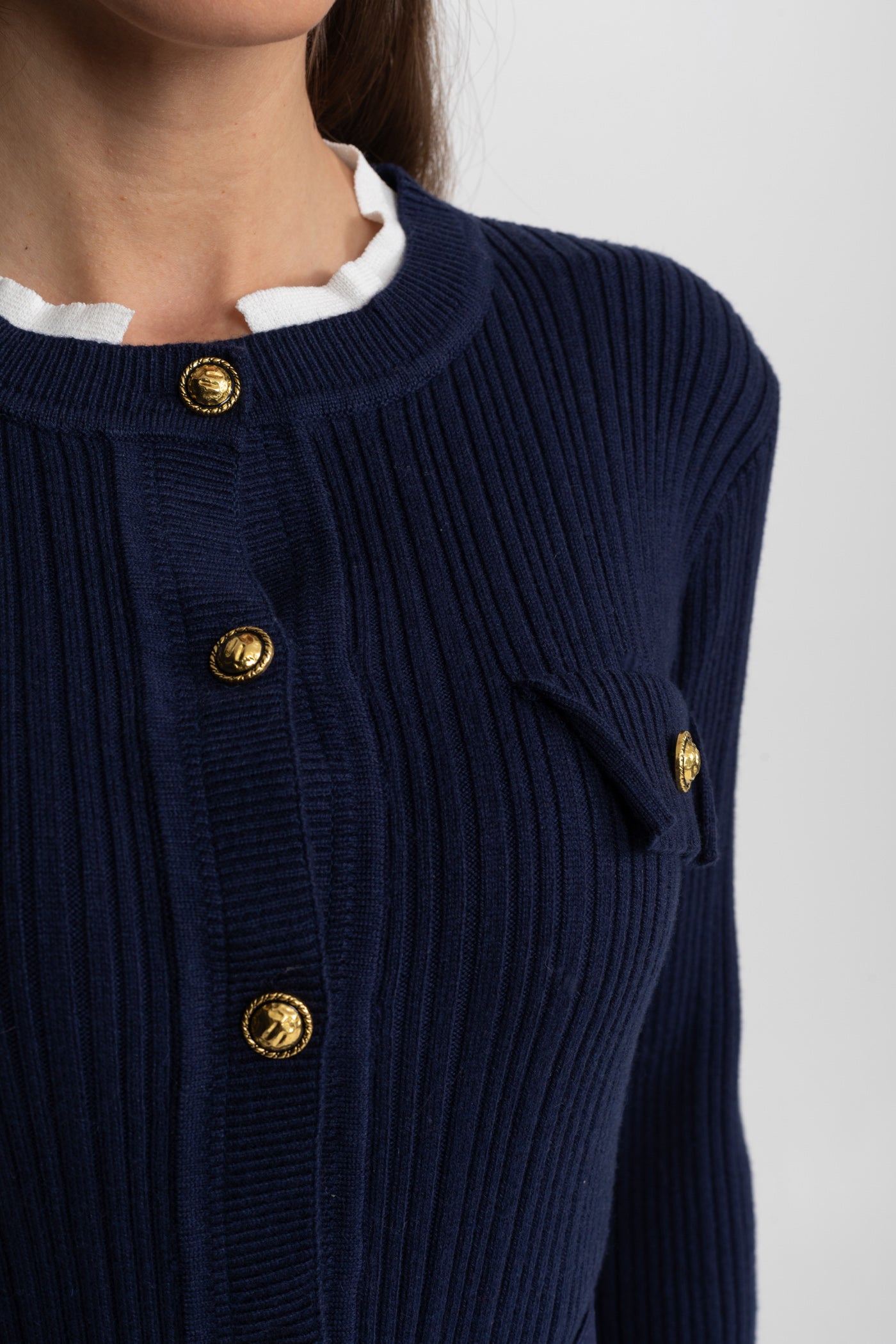 Geripptes Strick-Midikleid mit plissiertem Rock und tailliertem Gürtel – Navy