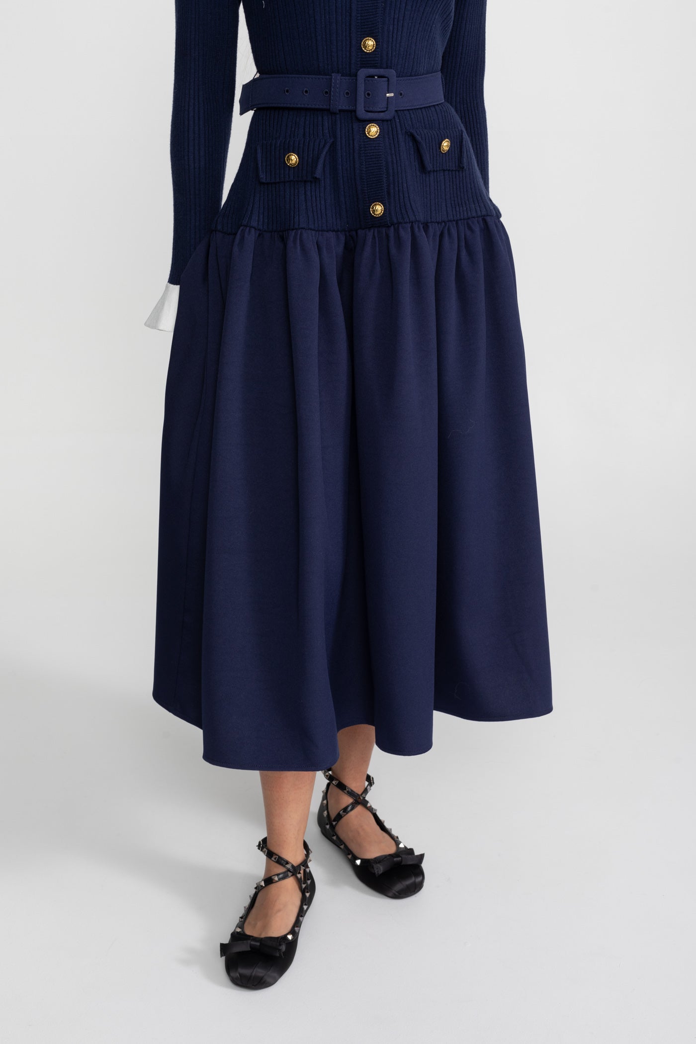 Geripptes Strick-Midikleid mit plissiertem Rock und tailliertem Gürtel – Navy