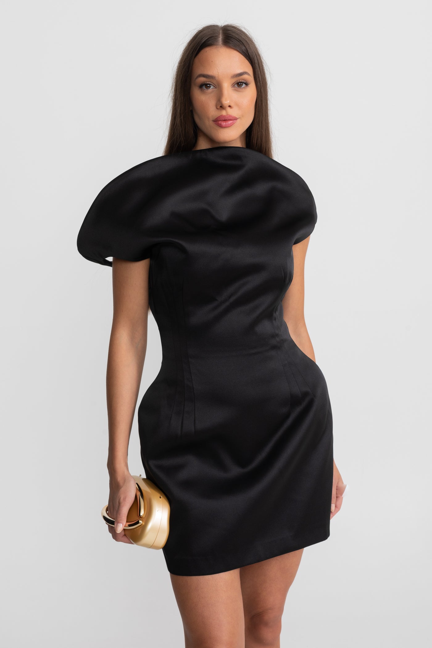 Satin-Minikleid mit skulpturalem Schulterdetail – Schwarz