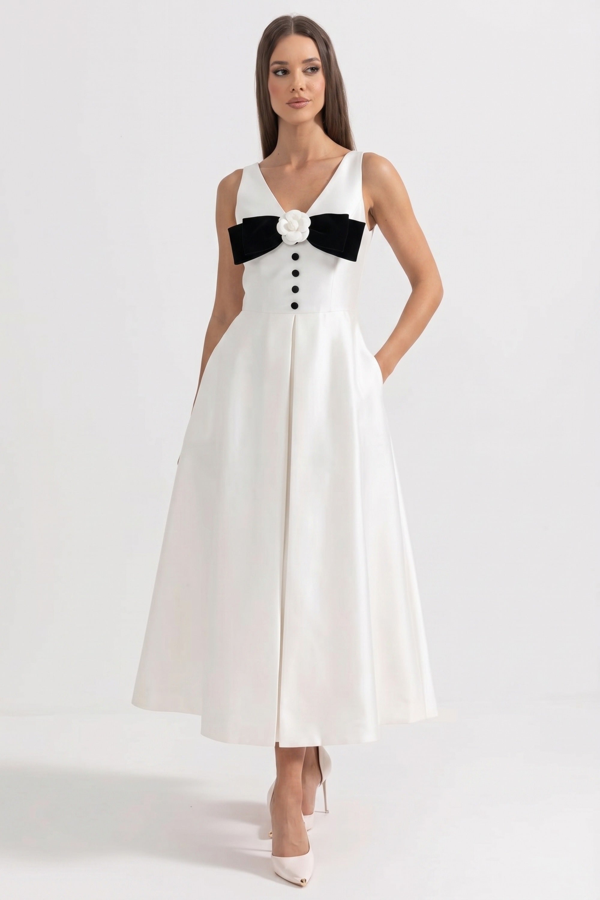 Halterneck-Maxikleid mit schwarzer Schleife am Brustbereich und Knopfleiste vorne - Weiß