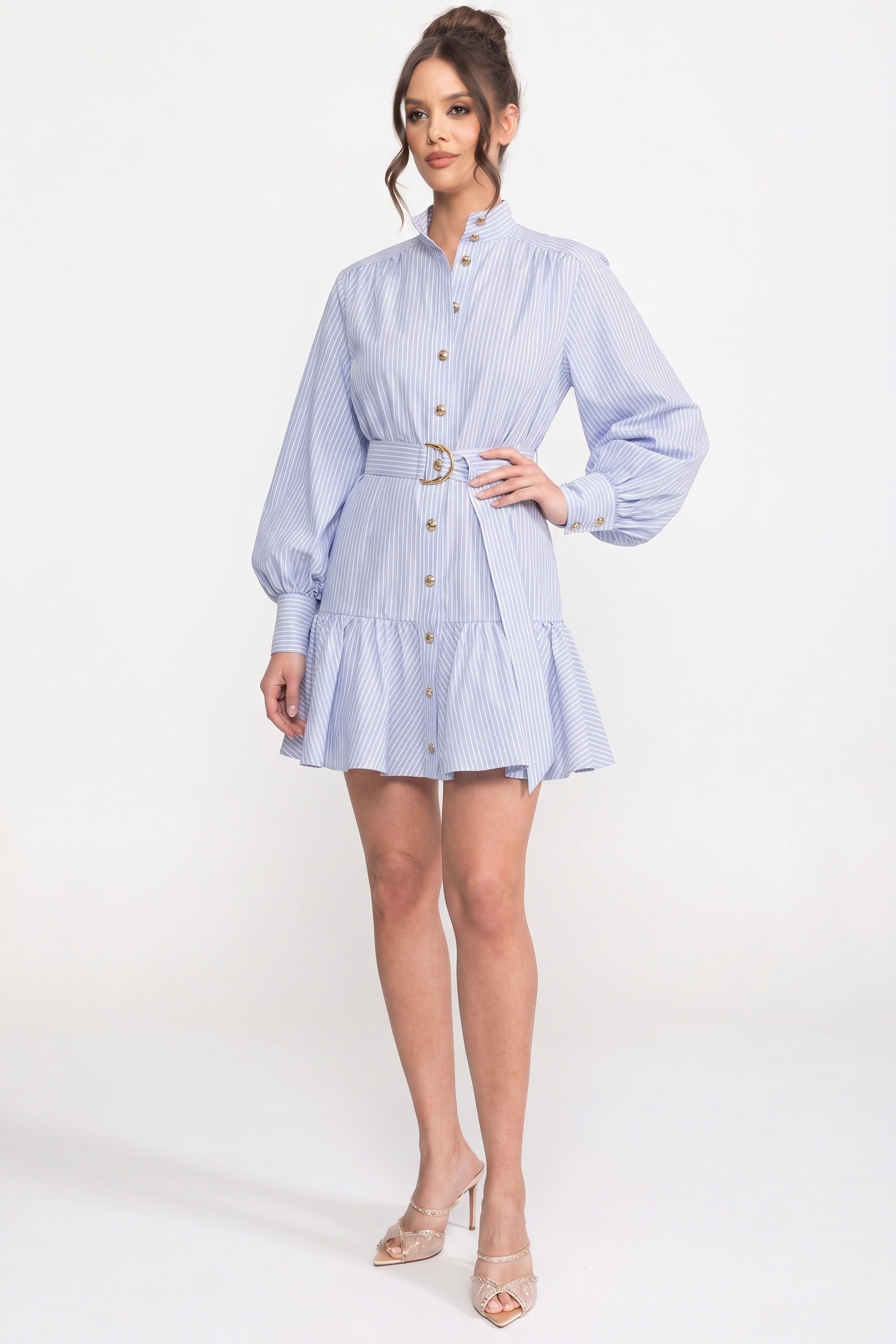Gestreiftes Mini-Kleid mit Gürtel, hohem Kragen und Ballonärmeln - Blau