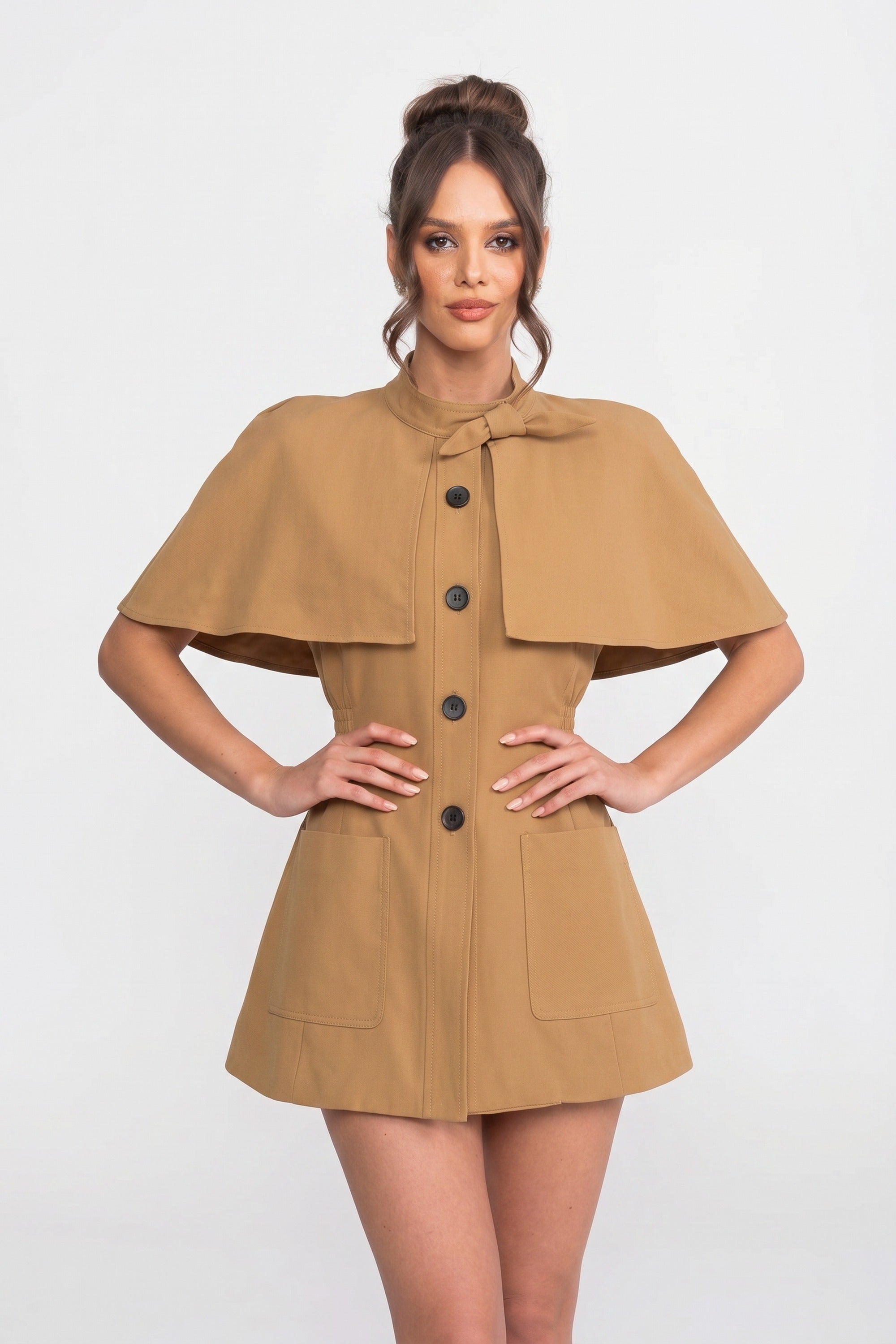 Knopfleisten-Mantelkleid mit strukturierter Cape-Überlage - Khaki