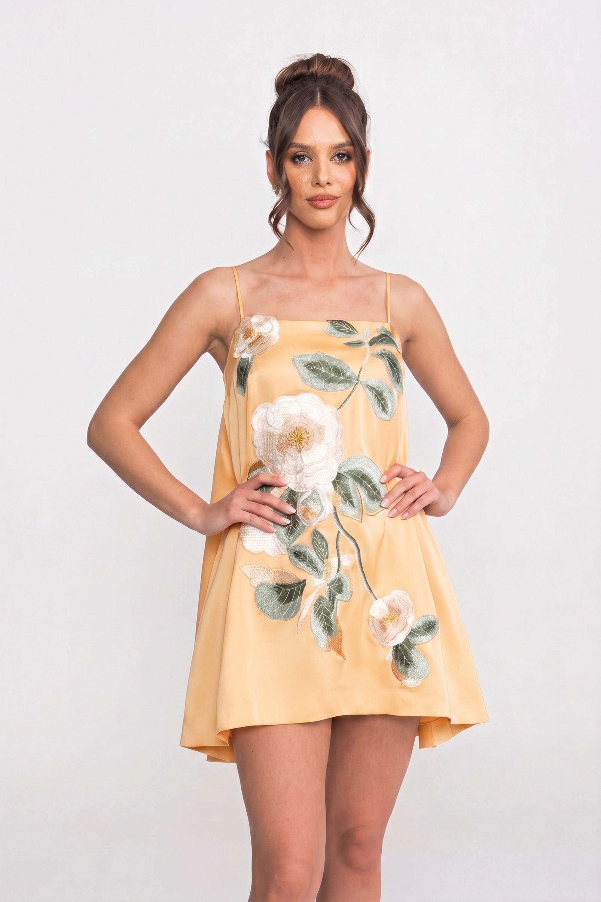 Mini-Kleid mit Spaghettiträgern, 3D-Blumenapplikation und A-Linien-Rock – Gelb