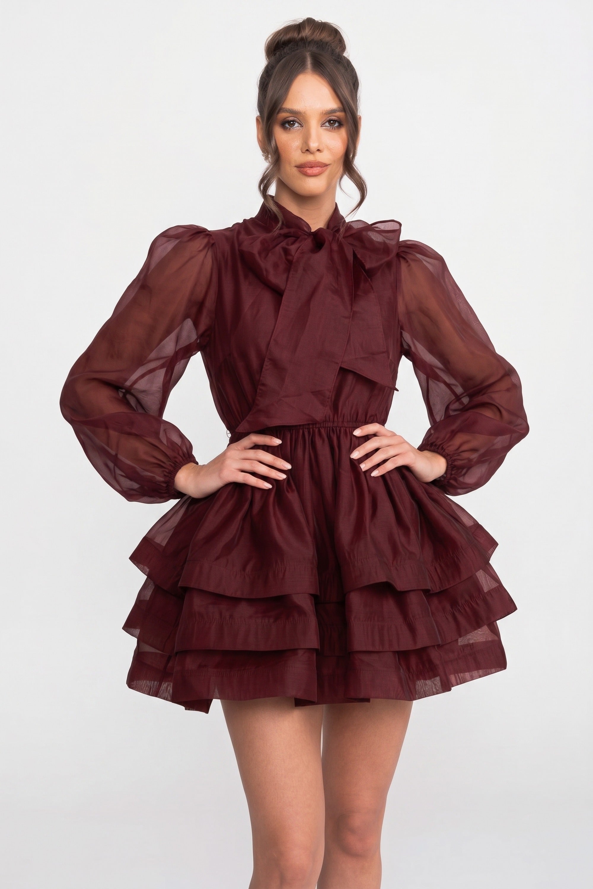 Mini-Kleid mit hohem Kragen, Puffärmeln, Stufen-Rüschenrock und Schleife - Wine