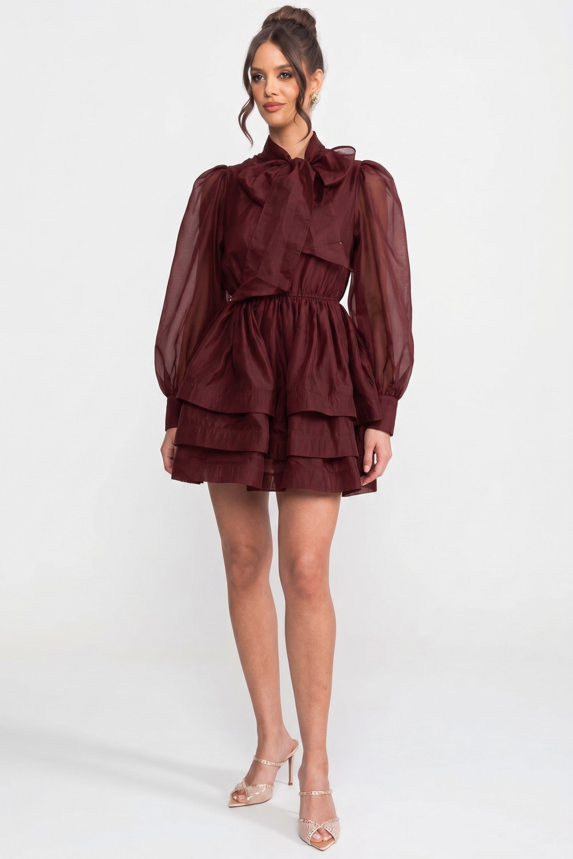 Mini-Kleid mit hohem Kragen, Puffärmeln, Stufen-Rüschenrock und Schleife - Wine