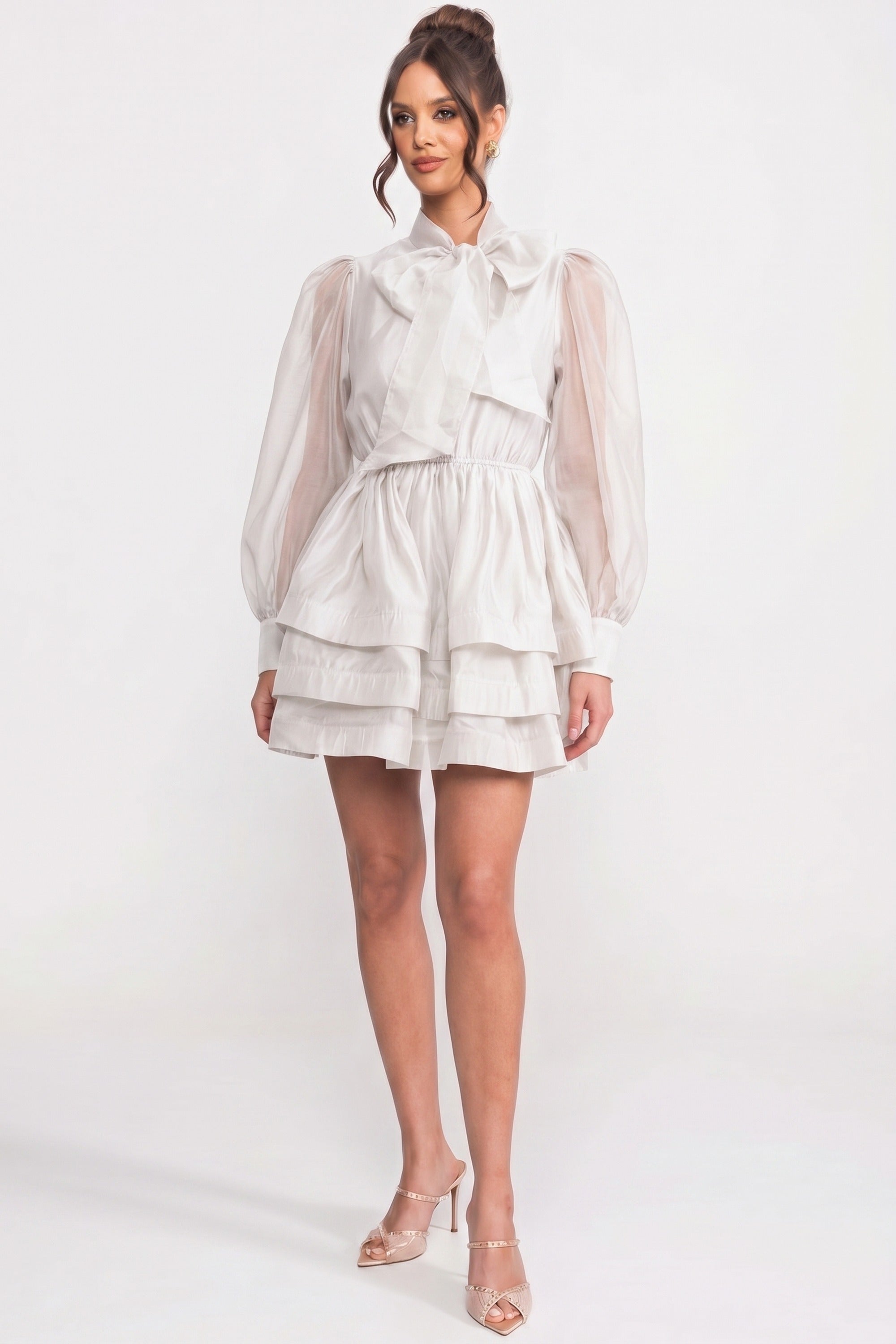 Mini-Kleid mit hohem Kragen, Puffärmeln, mehrlagigem Rüschenrock und Schleife – Weiß