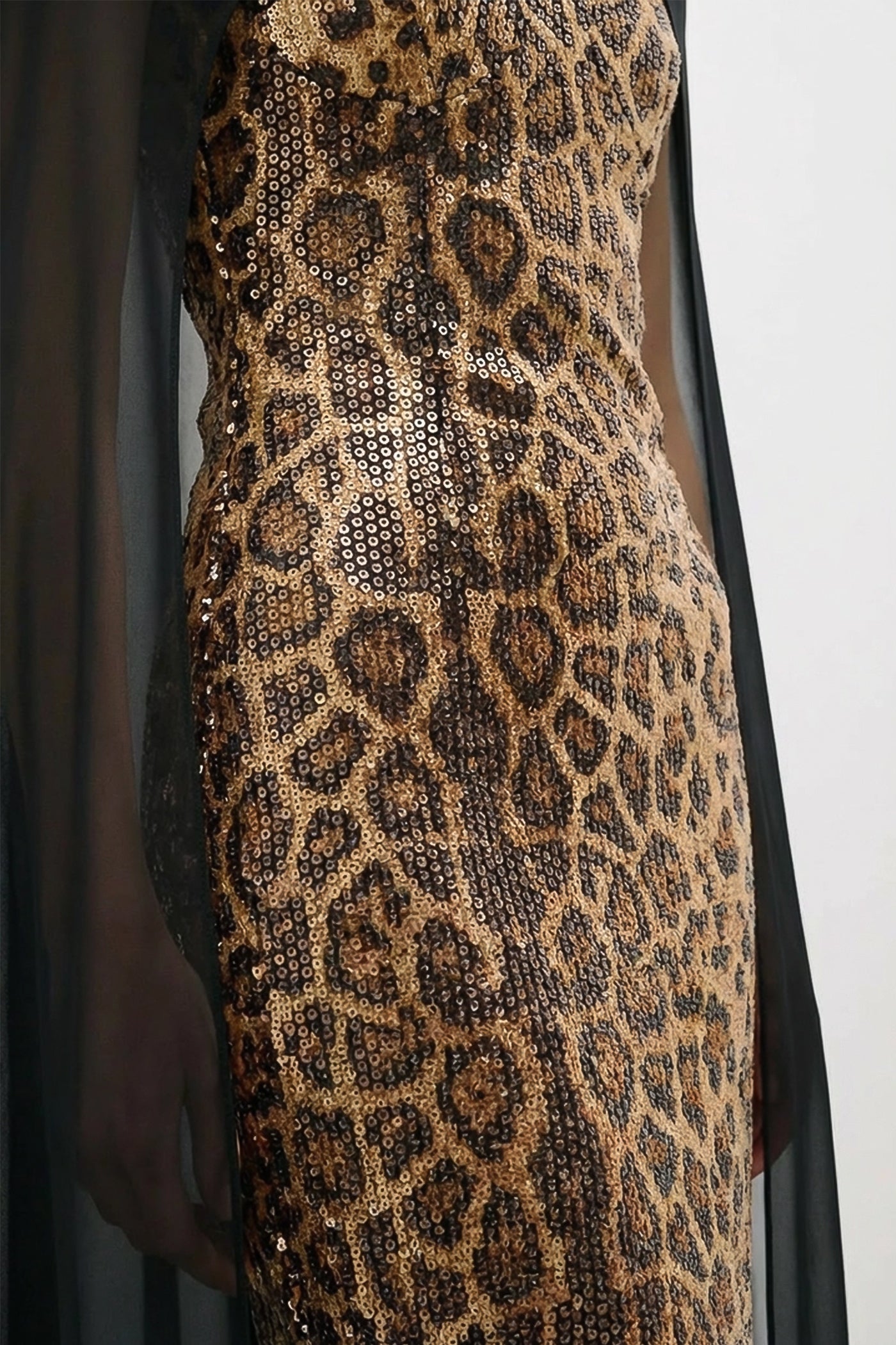 Pailletten-Maxikleid mit transparentem Cape-Overlay – Leopard & Schwarz