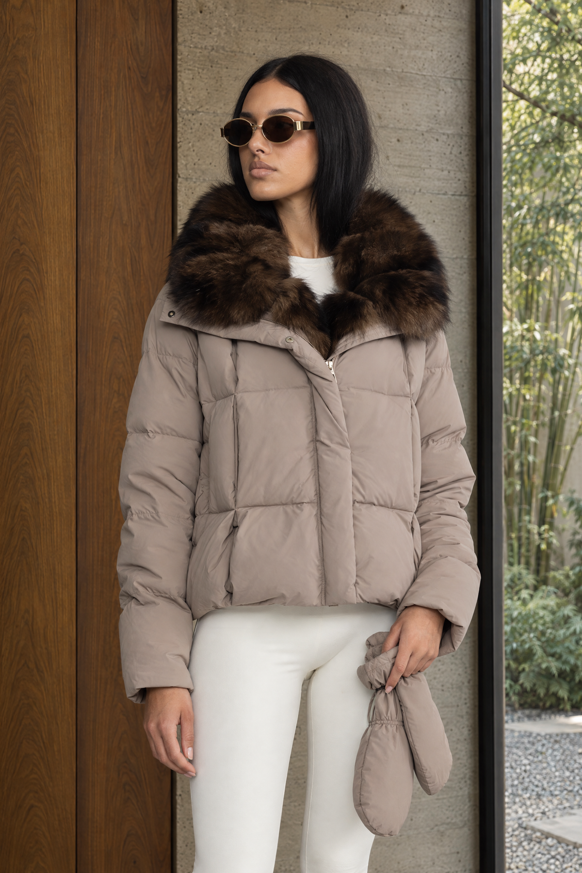 Daunen-Pufferjacke in Cropped-Länge mit Fuchspelzkragen – Taupe