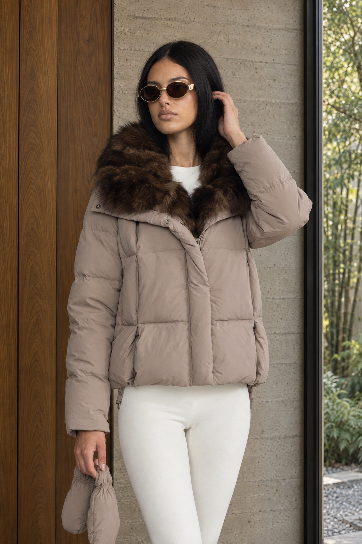 Daunen-Pufferjacke in Cropped-Länge mit Fuchspelzkragen – Taupe