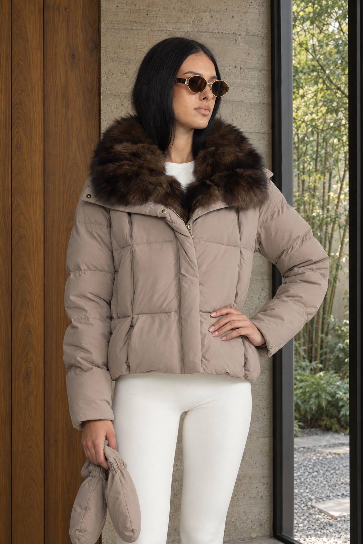 Daunen-Pufferjacke in Cropped-Länge mit Fuchspelzkragen – Taupe