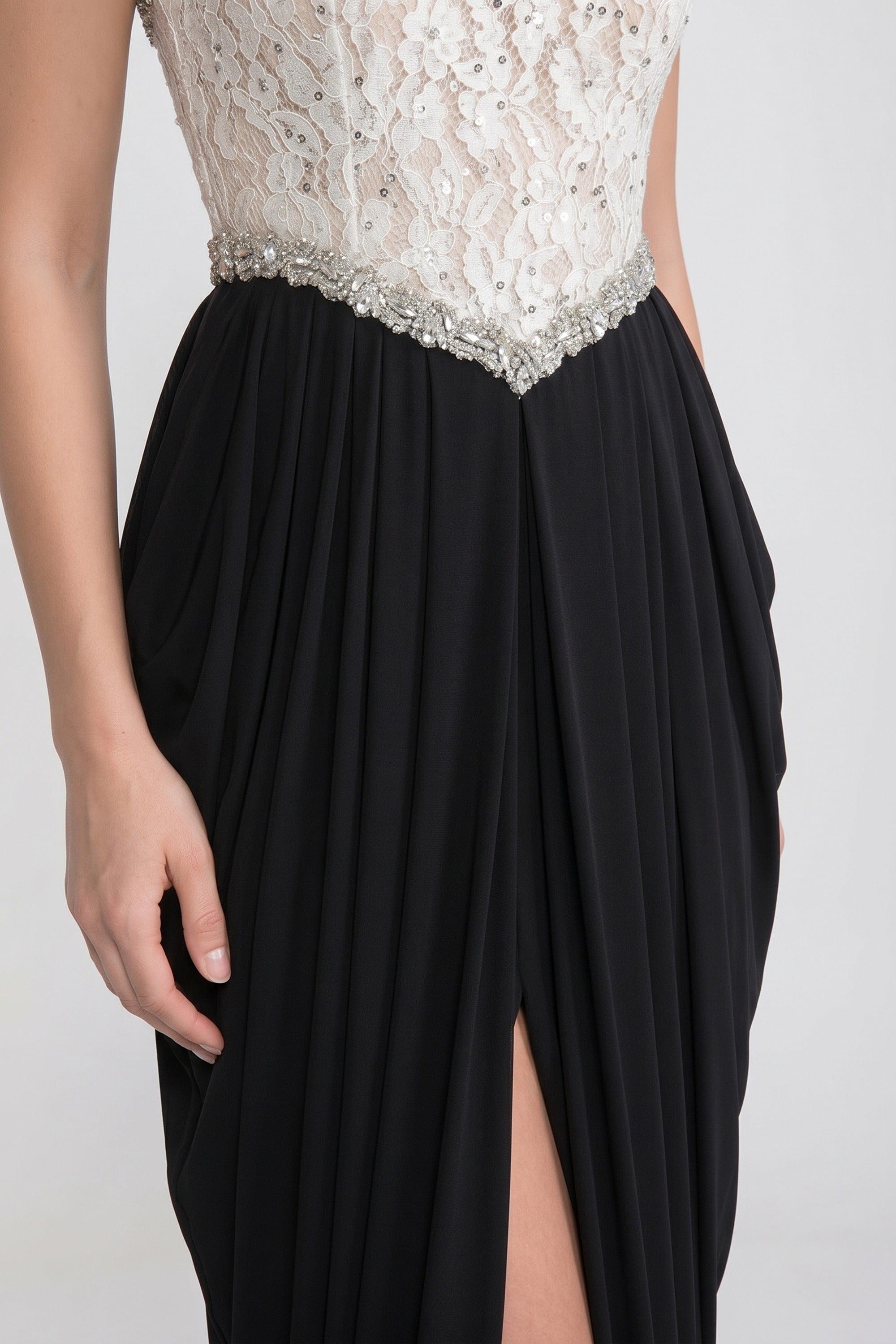 Schulterfreies Abendkleid mit 3D-Blumen-Korsett-Oberteil und drapierter schwarzer Rockpartie - Weiß+Schwarz