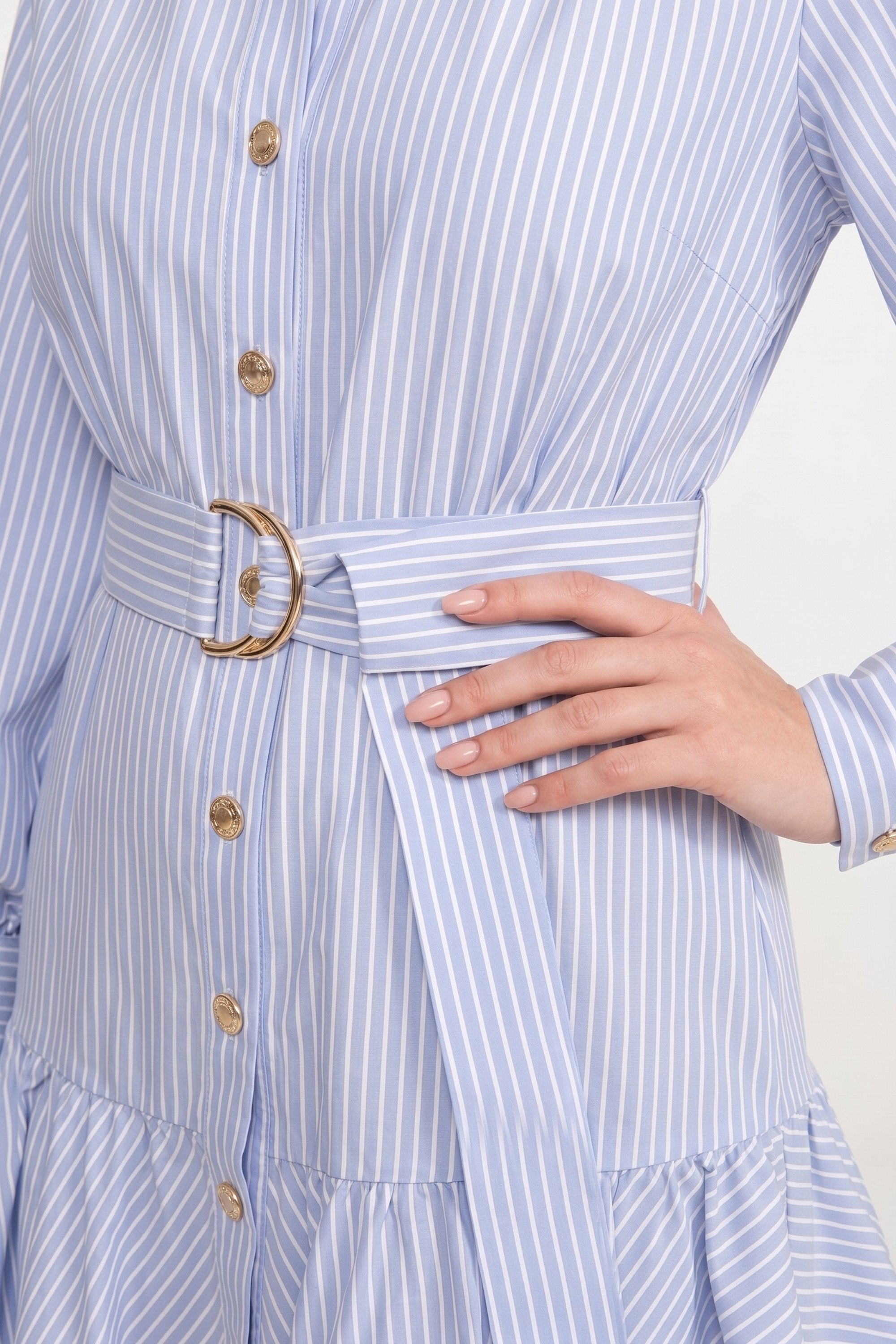 Gestreiftes Mini-Kleid mit Gürtel, hohem Kragen und Ballonärmeln - Blau
