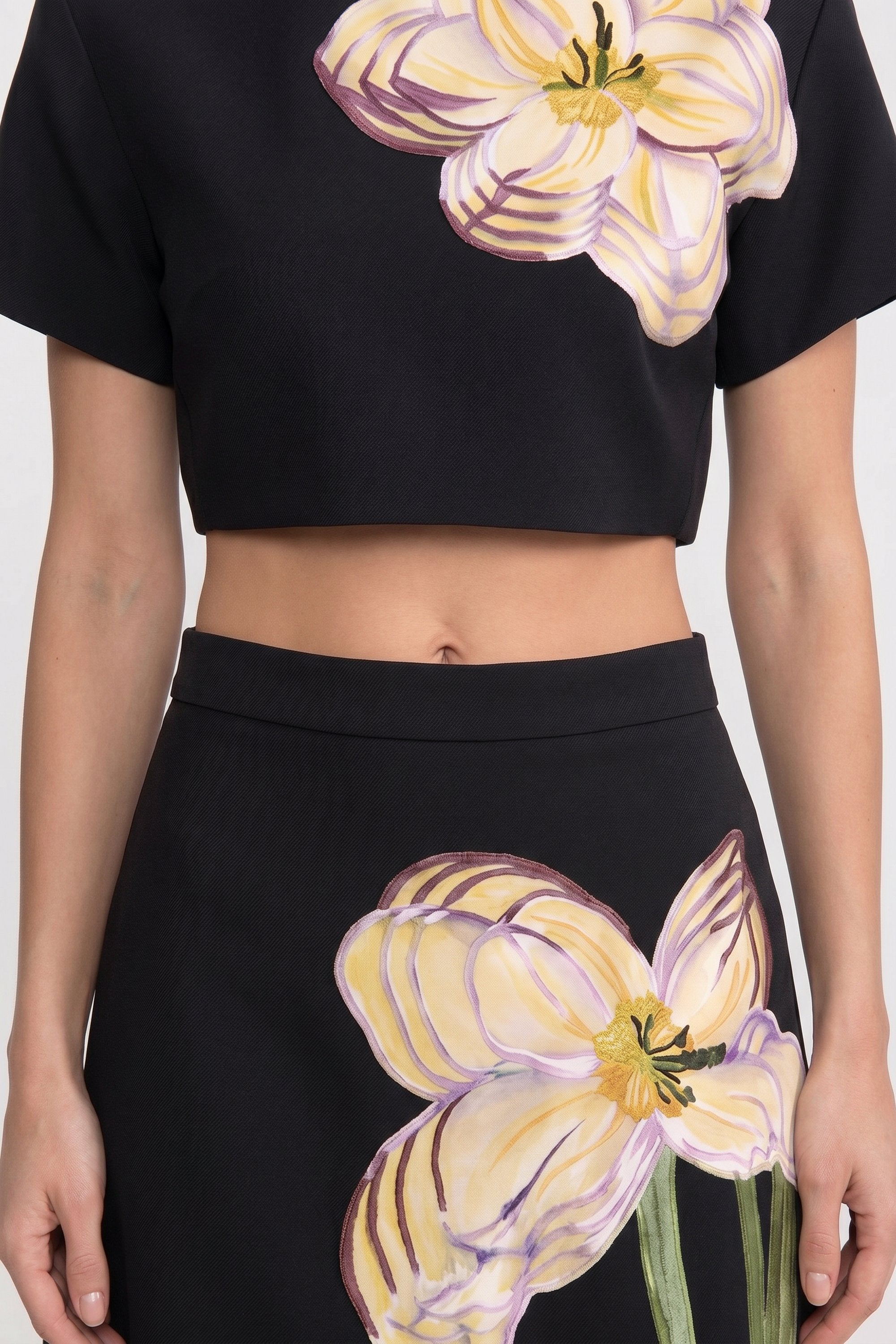 Kurzärmliges Co-Ord-Set mit Blumenmuster, bestehend aus Crop-Top und Maxirock – Weiß