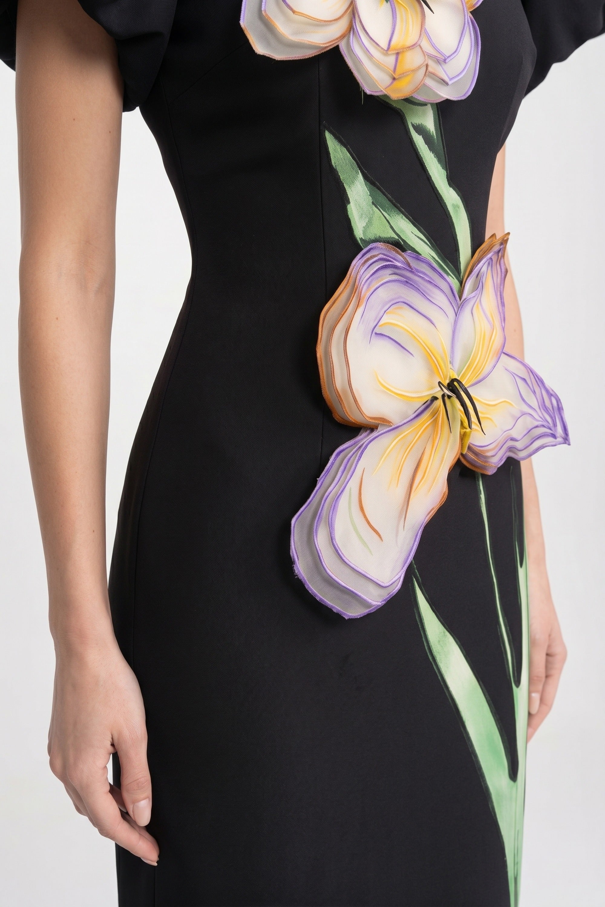 Strukturiertes Maxi-Kleid mit Schulterpartie und 3D-Iris-Blütenapplikation - Schwarz