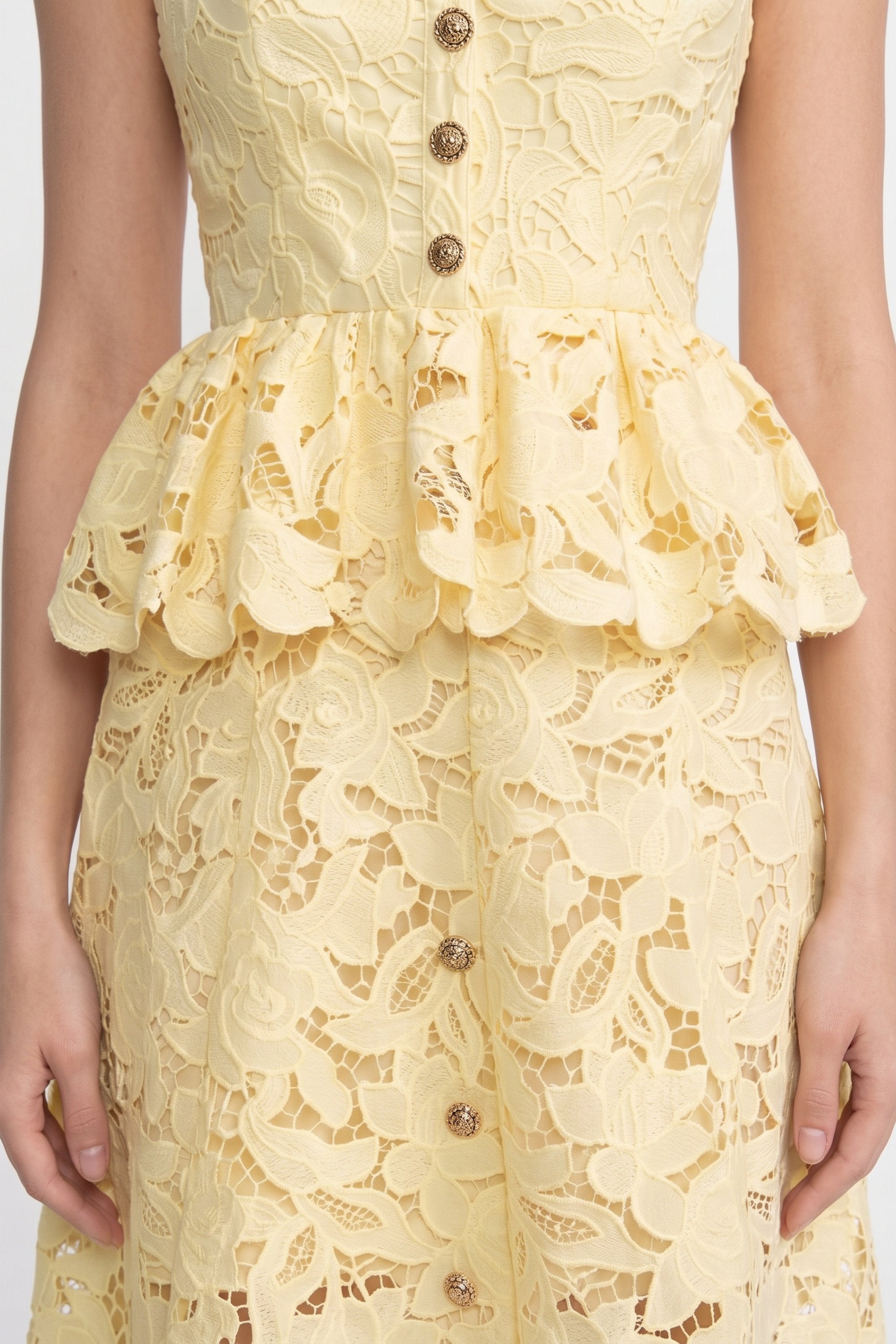 Ärmelloses Spitzen-Peplum-Kleid mit Midirock und goldfarbenen Knöpfen - Gelb