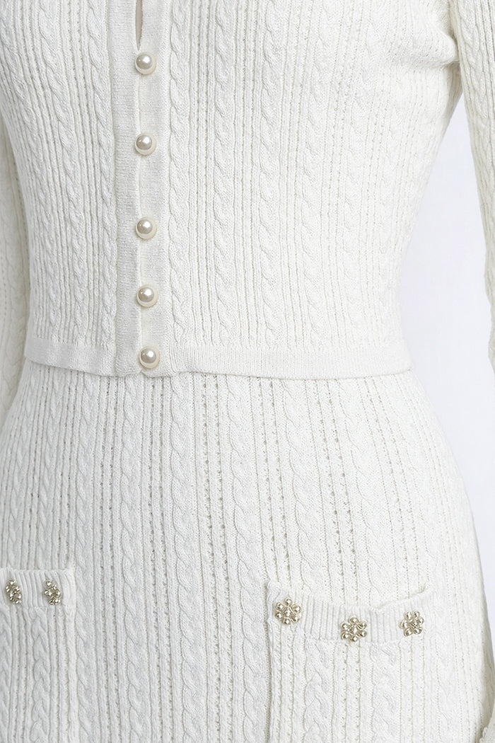 Geripptes Strickkleid- und Cardigan-Set mit Perlenknopf-Details – Weiß