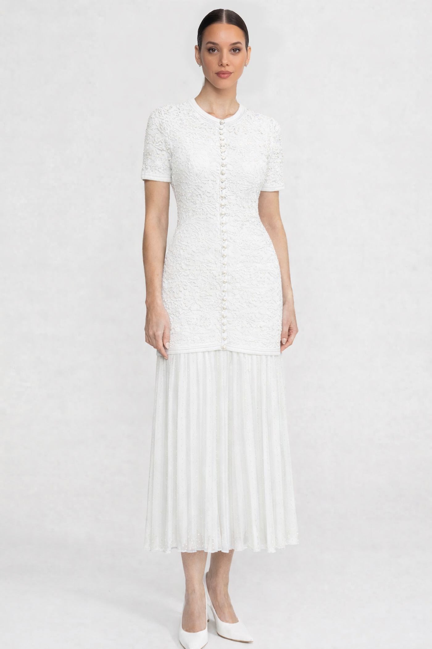 Midi-Kleid mit kurzen Ärmeln und Perlenverzierung - Weiß