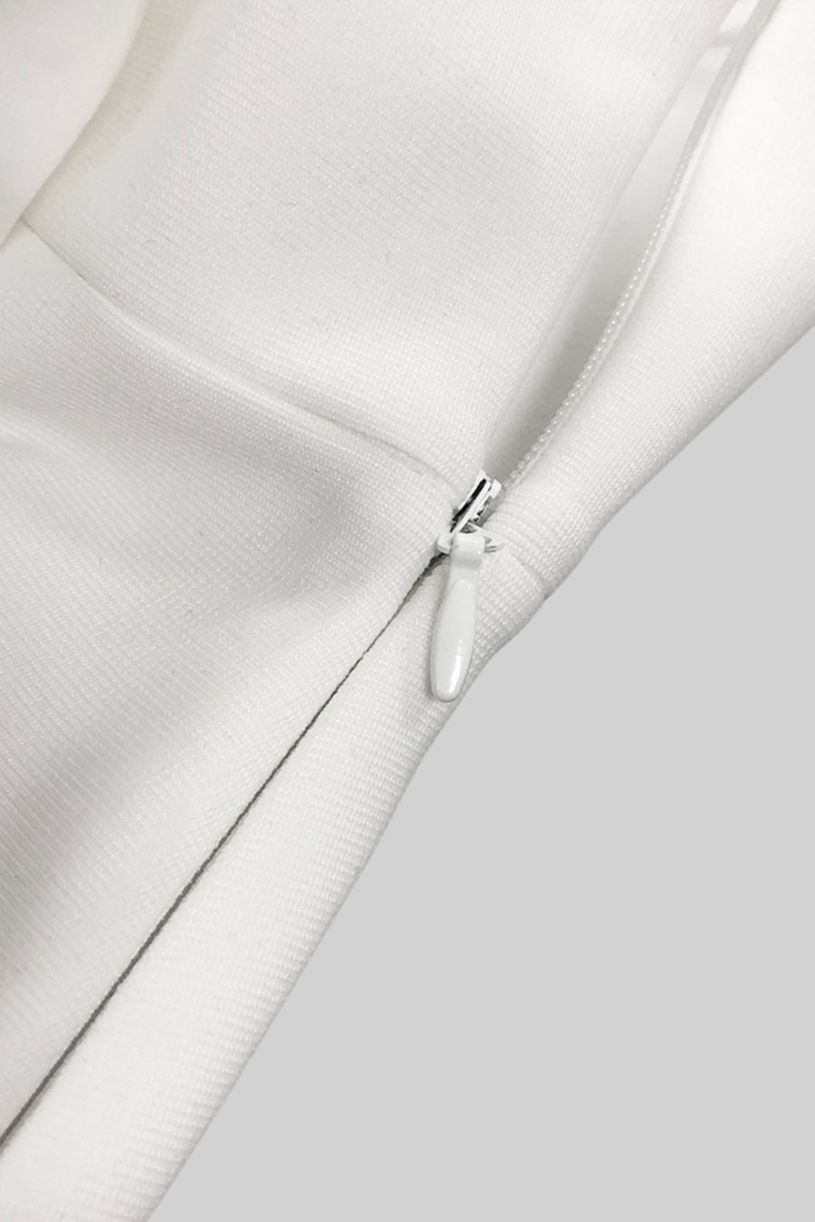 Elegantes Kleid mit Schleifendetails am Rücken – Weiß