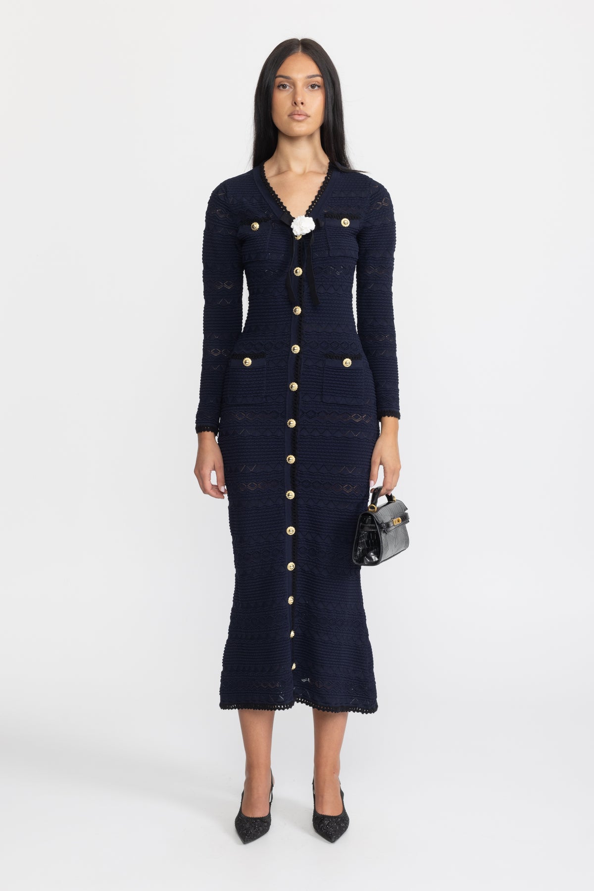 Midi-Strickkleid mit Knopfleiste, Häkelbesatz und Blumenbrosche - Marineblau 