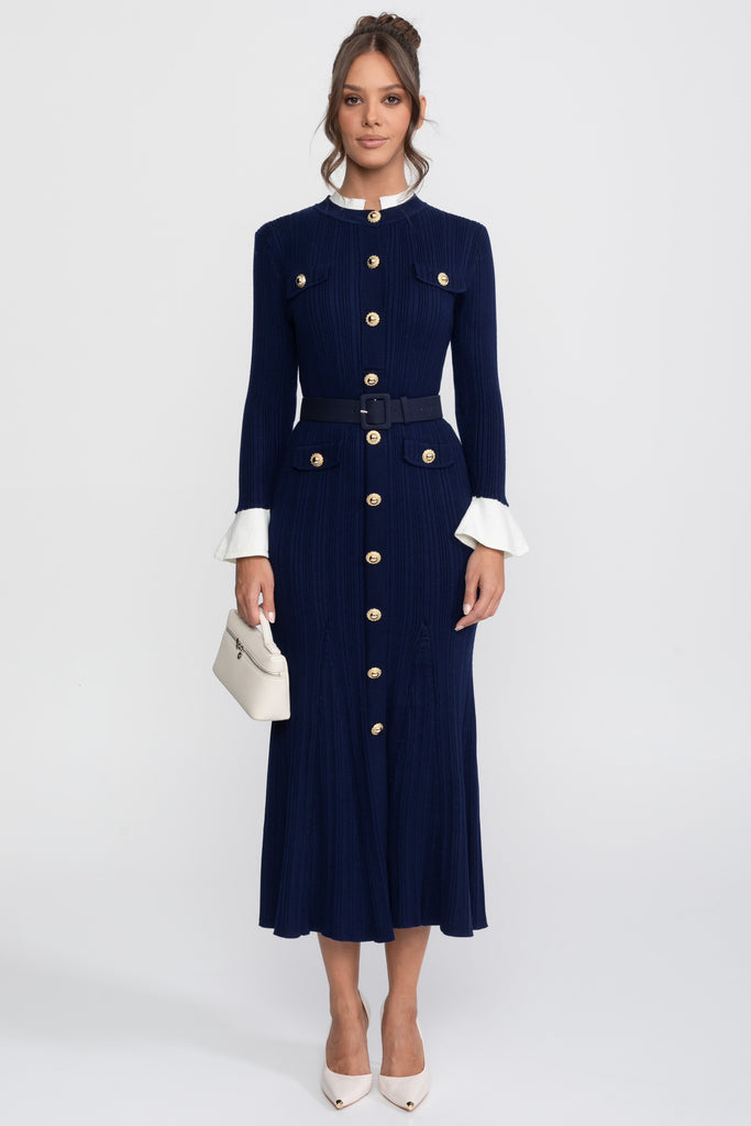 Geripptes Strick-Midikleid mit Gürtel, weißen Manschetten und Kragen - Navy 